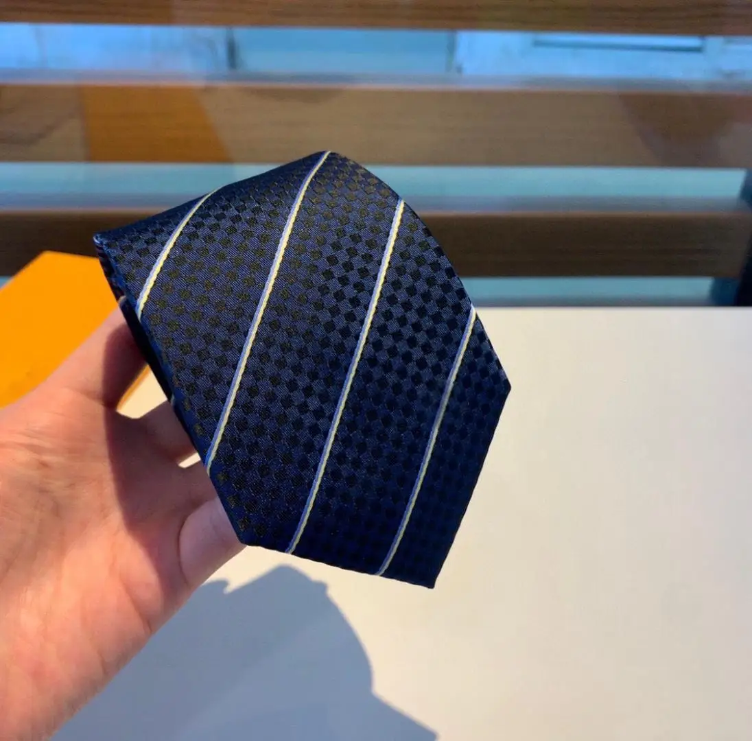 تم تصنيع هذه الربطة المميزة المصنوعة يدويًا من حرير التويل عالي الجودة بنسبة 100% وربطة عنق رجالية فاخرة تجعل أيضًا هدية ممتازة.