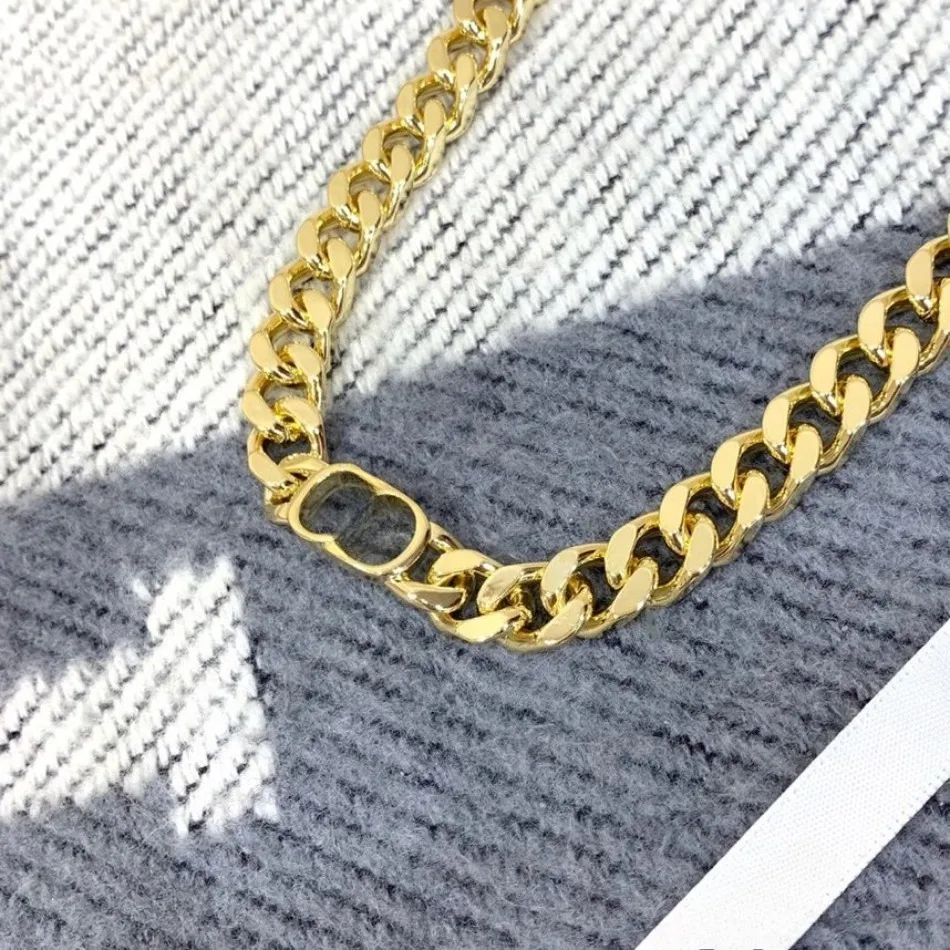 قلادة قلادة هندسية مثلثة - عتيقة أوروبية وأمريكية، إكسسوار متعدد الاستخدامات عالي الجودة لها