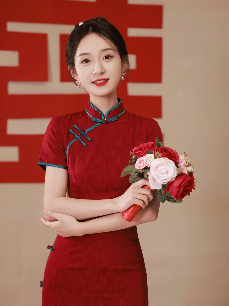 

Свадебное ципао цвета красного вина, новинка 2025 года, элегантное ципао для помолвки и церемонии, для невест, с высоким разрезом, длинное ципао