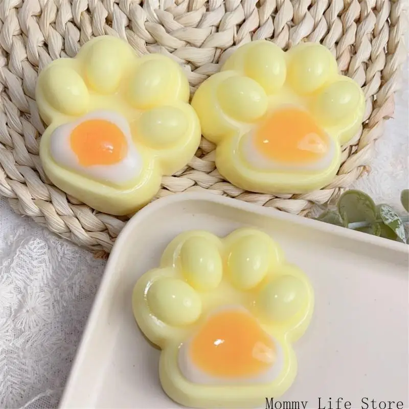 

Squeezable Cats лапы медленно поднимаются эластичные жареные яйца.
