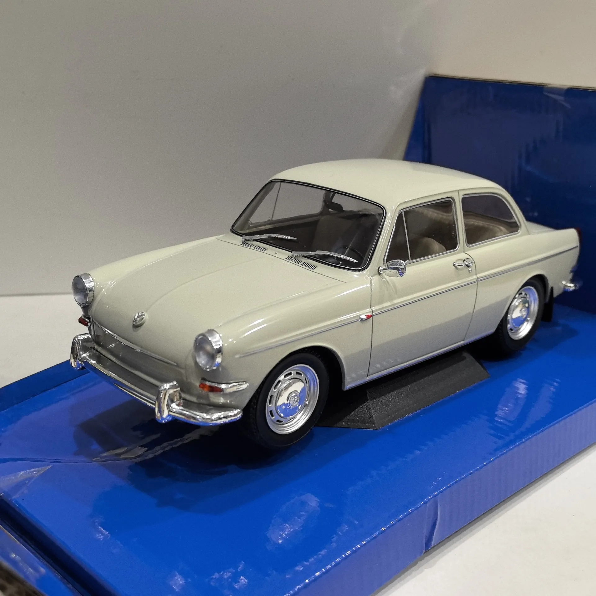 

Diecast MCG 1/18 Scale VW 1500 S GREY Car Model Collectible Toy Gift Souvenir Display Ornament