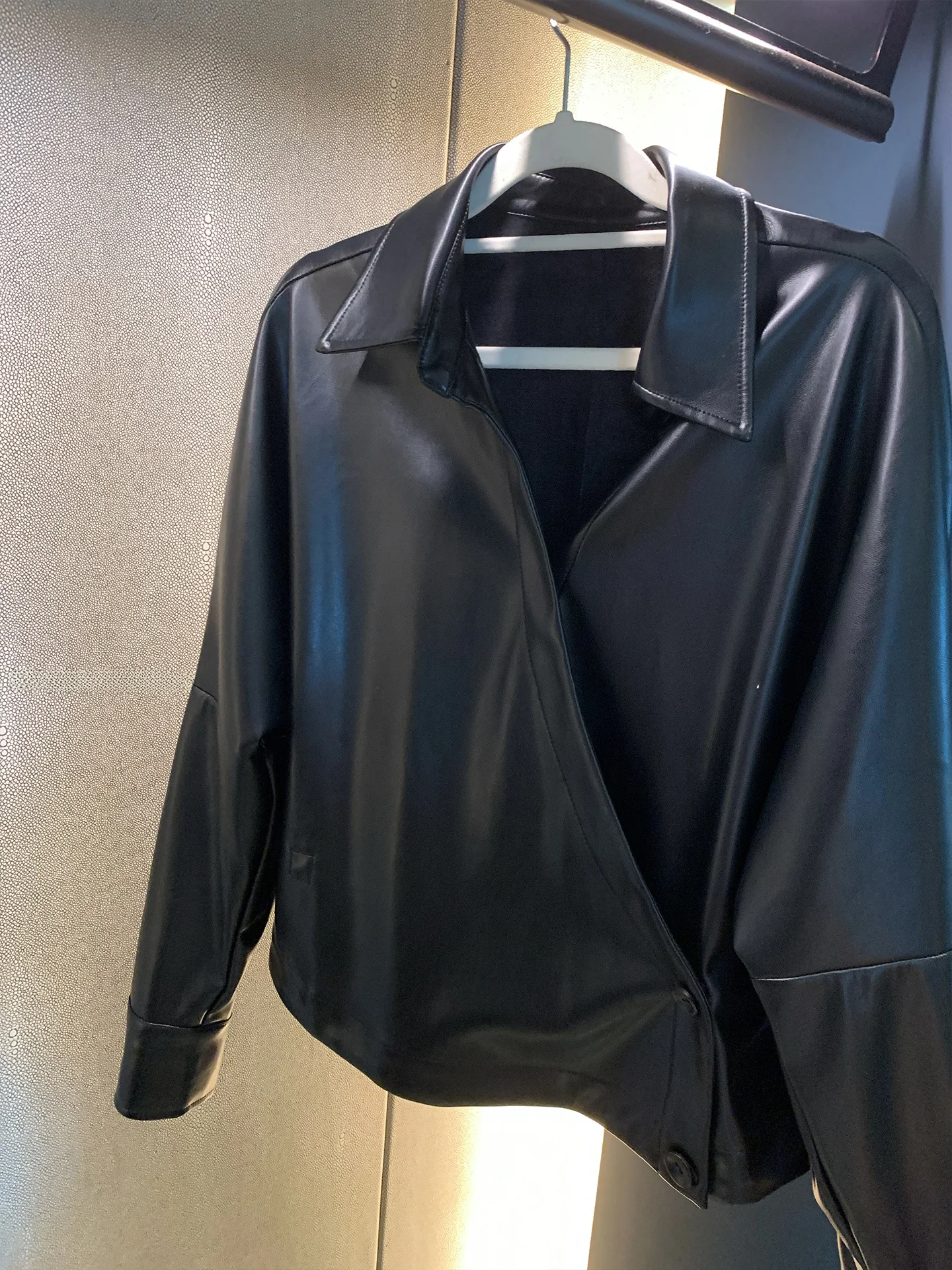 GV Big Brother Ele Preppy V-ne PU Leather irt Women's Versatile Design Sense Top Long Sve Zipper Closure Regular L...