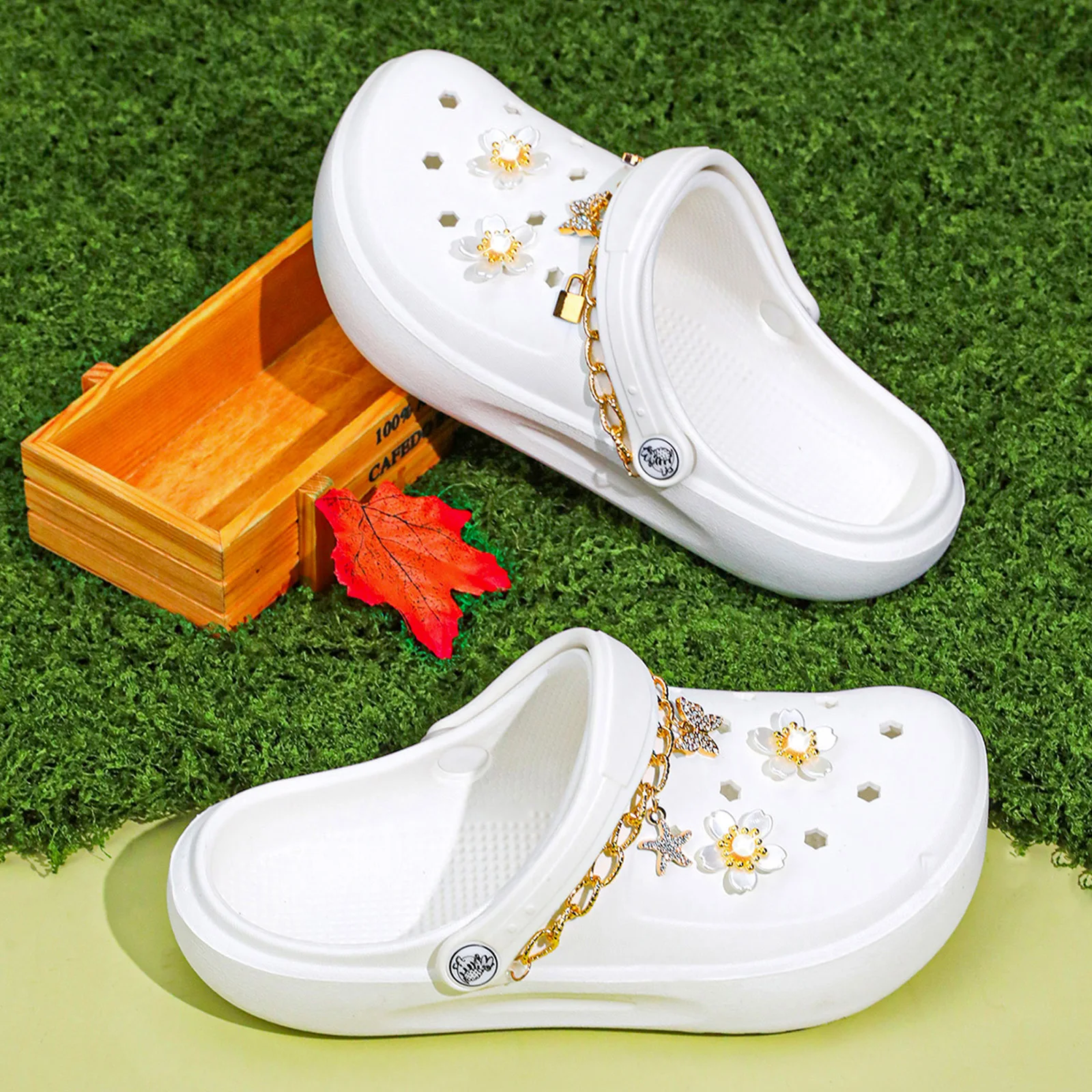 

Fashion ladies' clogs outdoor and indoor, Lightweight Two-way Wear Garden shoes, Comfortable Women's Non-slip Beach shoes 666