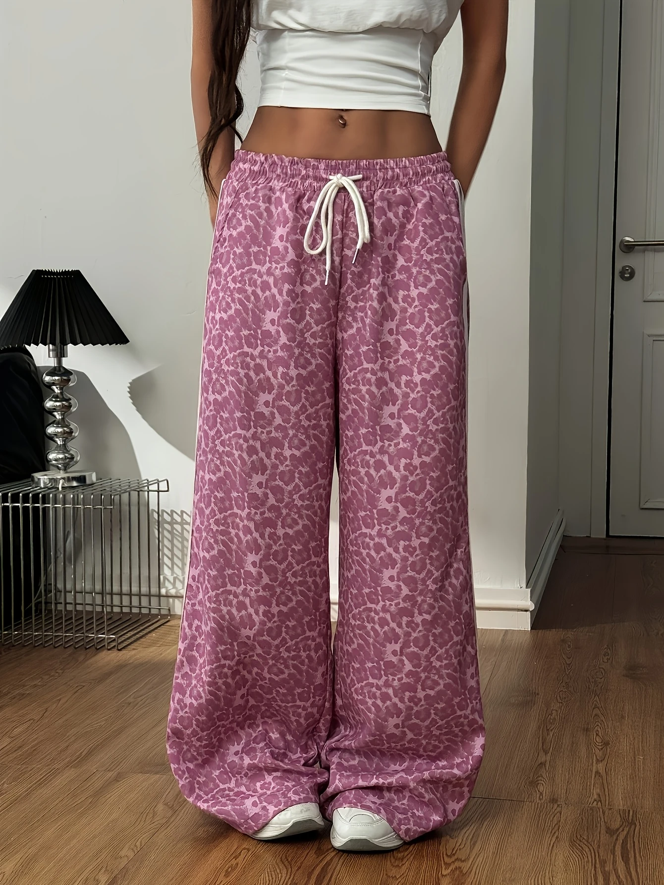 2026 Neue Lila Leopardenmuster Gerade Hose mit Seitenstreifen, Weite Hose, Y2K Vintage Streetwear, Lässige Loungewear-Hose für Kinder – Detail 4