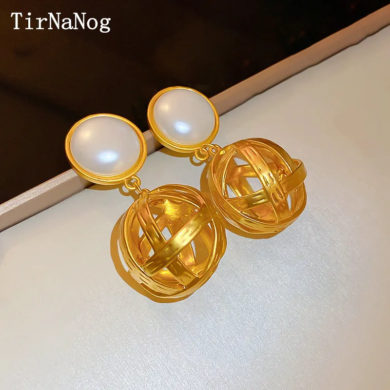 

French Classical Simple Elegant Metal Geometry Ball Pendant Earrings Stud earrings Fashion White Acrylic Eardrop Women Jewelry