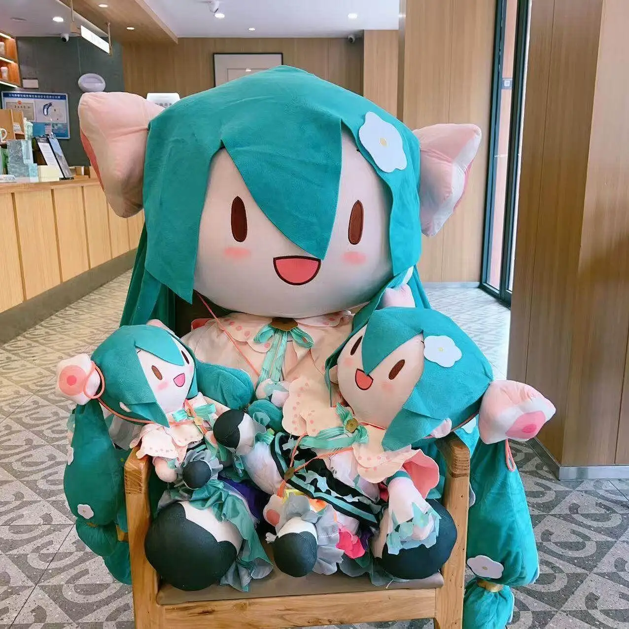 

Большая плюшевая игрушка Hatsune Miku Fufu в стиле аниме, волшебная кукла Мику с цветами, для декора комнаты девочек и мальчиков, коллекционная плюшевая игрушка, украшение для дома