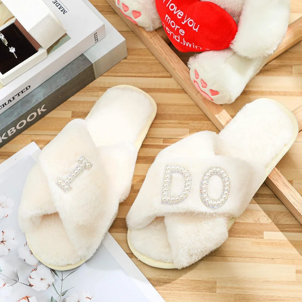 I Do Braut Weiße Plüsch-Hausschuhe mit Offener Spitze, Perfektes Accessoire und Geschenk für Hochzeit, Junggesellinnenabschied und Brautparty – Detail 3
