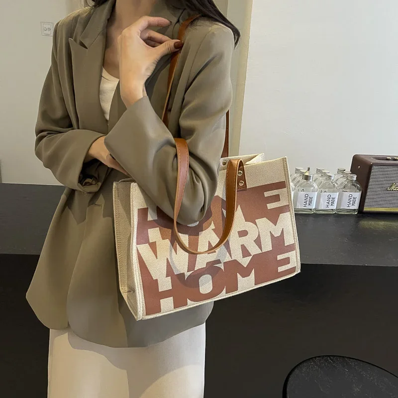 エレガントなカラーブロックショルダーバッグ 2025年新作 レディース、高級感のあるレタープリントトート、あらゆるシーンに合うファッショナブルなクロスボディバッグ