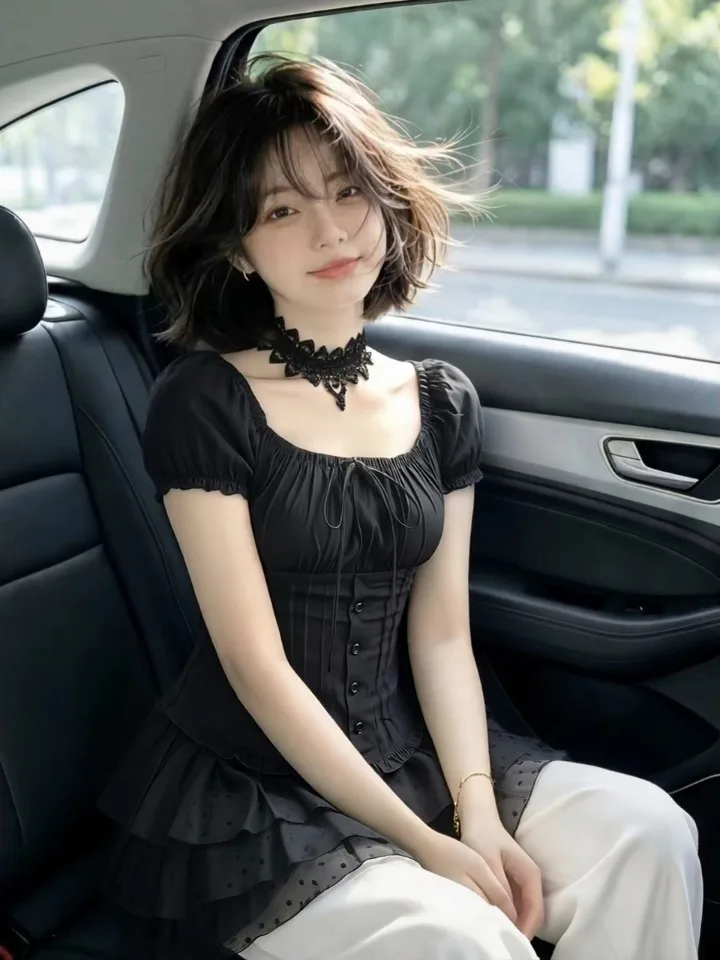 

Black Ruffle Hem Square Collar Bubble Sleeve Shirt Women's Stylish Unique Summer New Arrival French Style Breathable Skin-Fri...