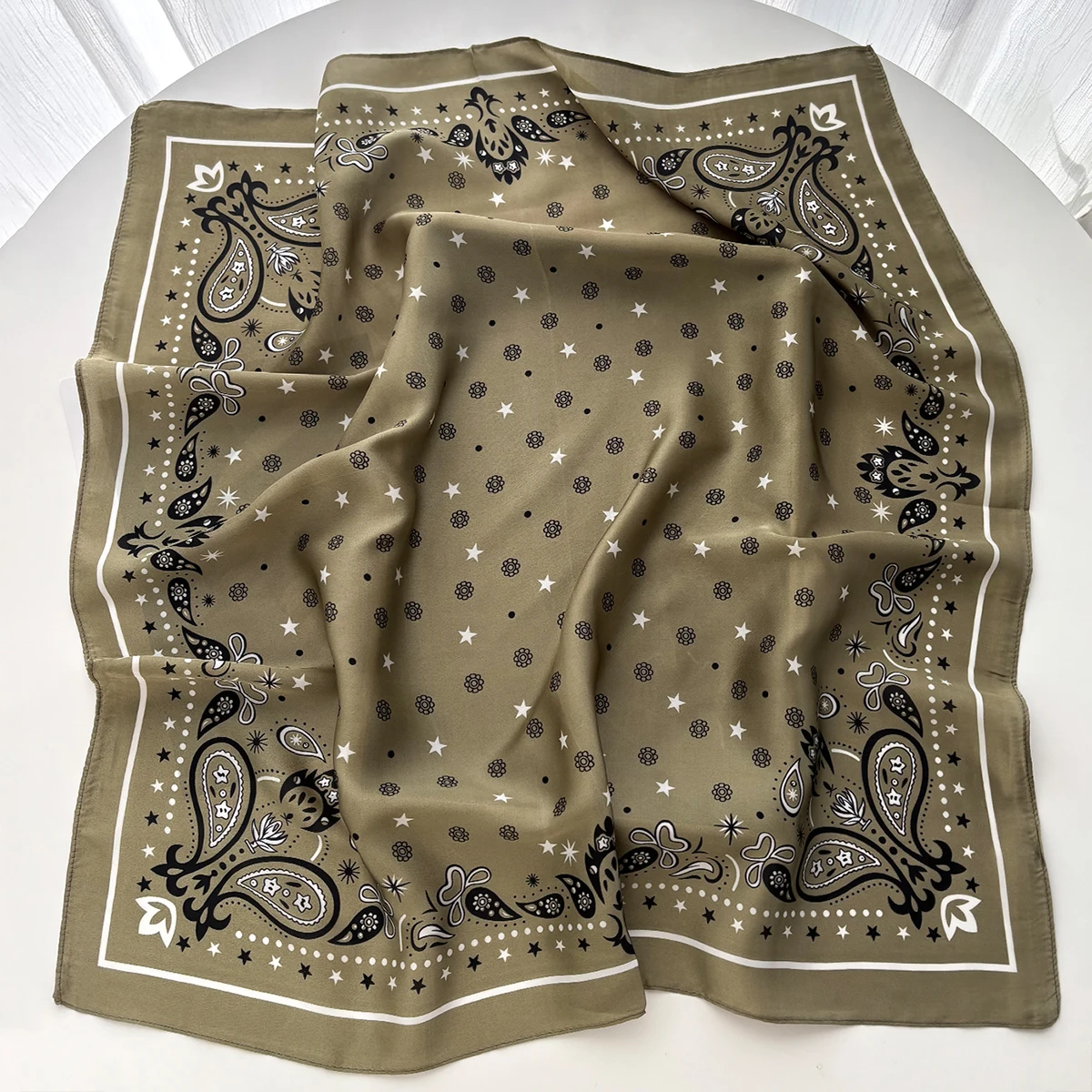 Luxuriöser, quadratischer Schal (70 x 70 cm) für Damen, im Retro-Stil, als Schal, Halstuch, Bandana oder Hijab, aus weichem, strapazierfähigem Stoff, ideal für den täglichen Gebrauch. – Detail 10