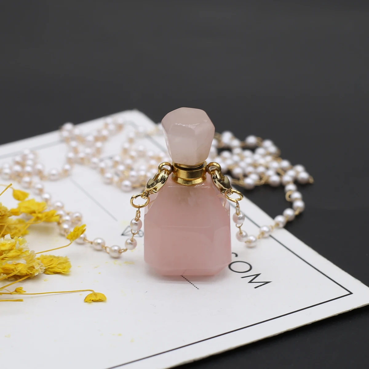 

Women Essential Oil Diffuser Natural Rose Quartzs Perfume Bottle Pendant Necklace Pearl Chains for Jewerly Party Gift