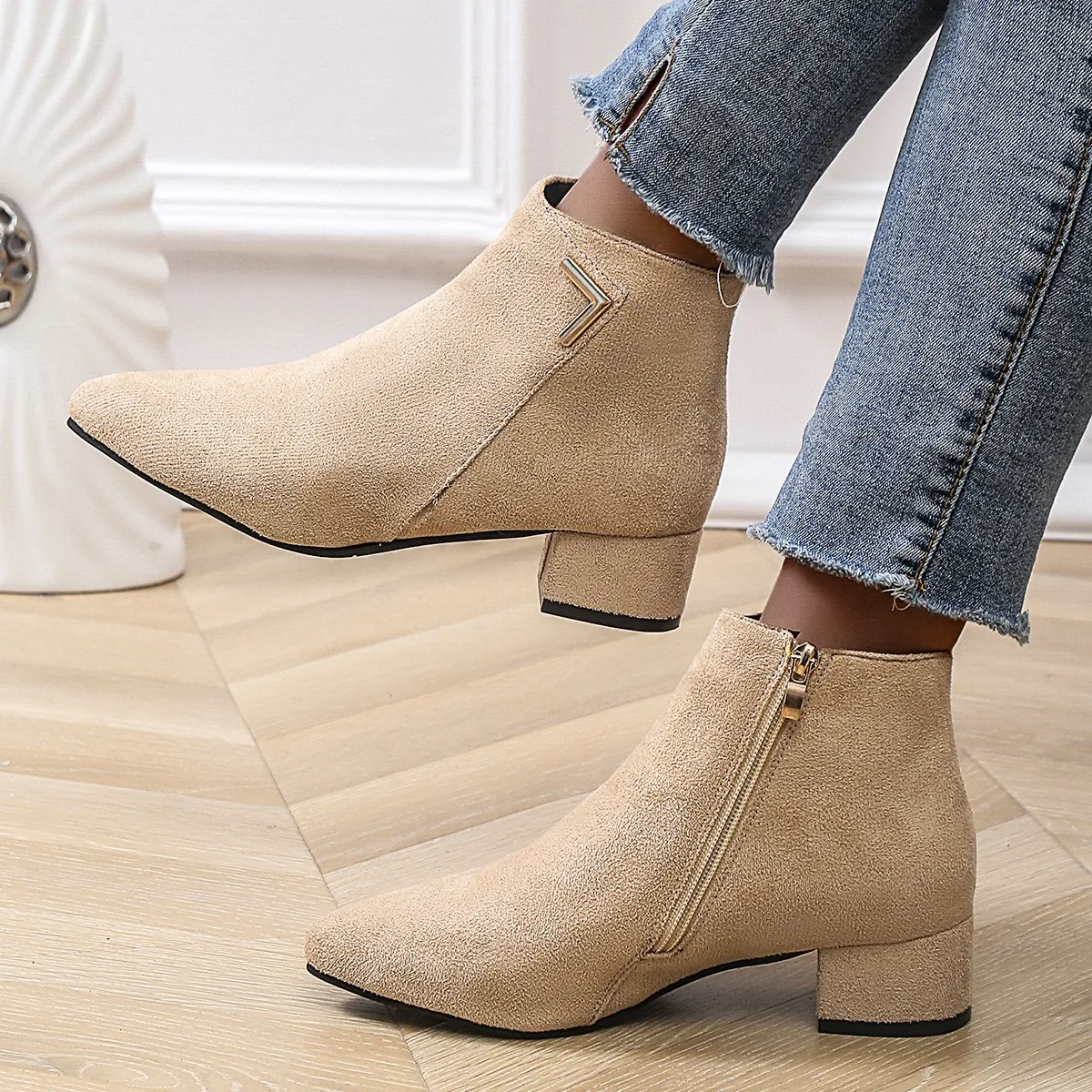 

2025 Новые женские ботинки на высоком каблуке, однотонные женские туфли на массивном каблуке с короткой молнией, осень-зима, одинарные ботинки с острым носком, женская обувь