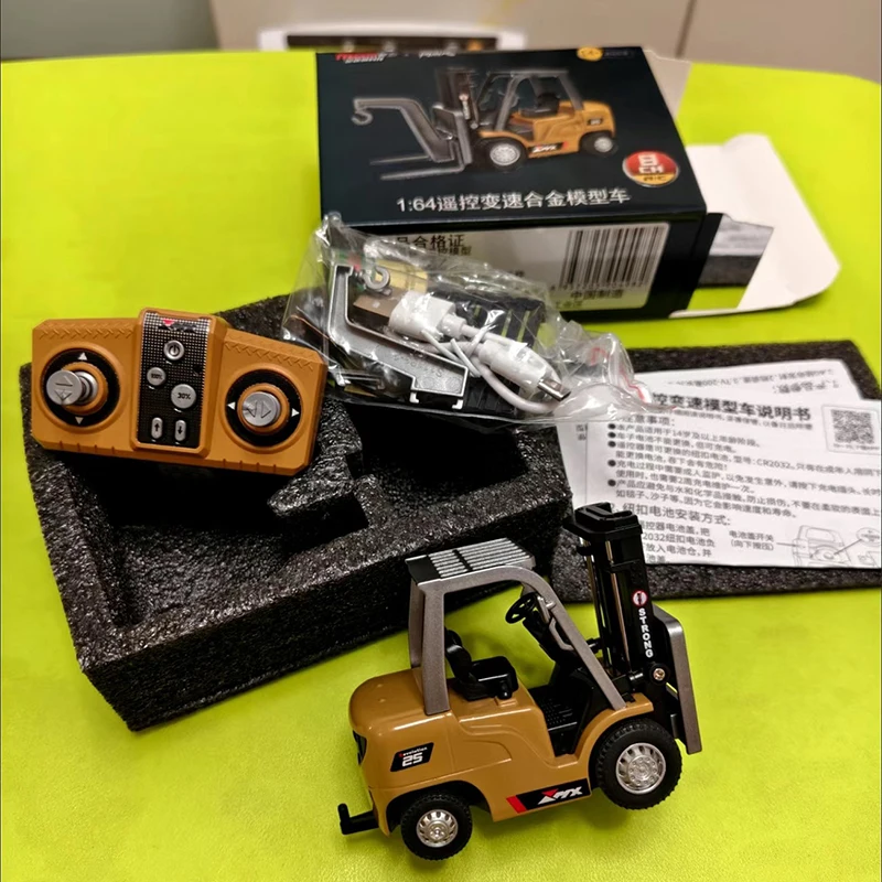 Nowy wózek widłowy ze stopu metalu sterowany pilotem 1/64, pojazd inżynieryjny, zabawki na stół, sterowalny model samochodu, kolekcja, prezent dla chłopców, 2025