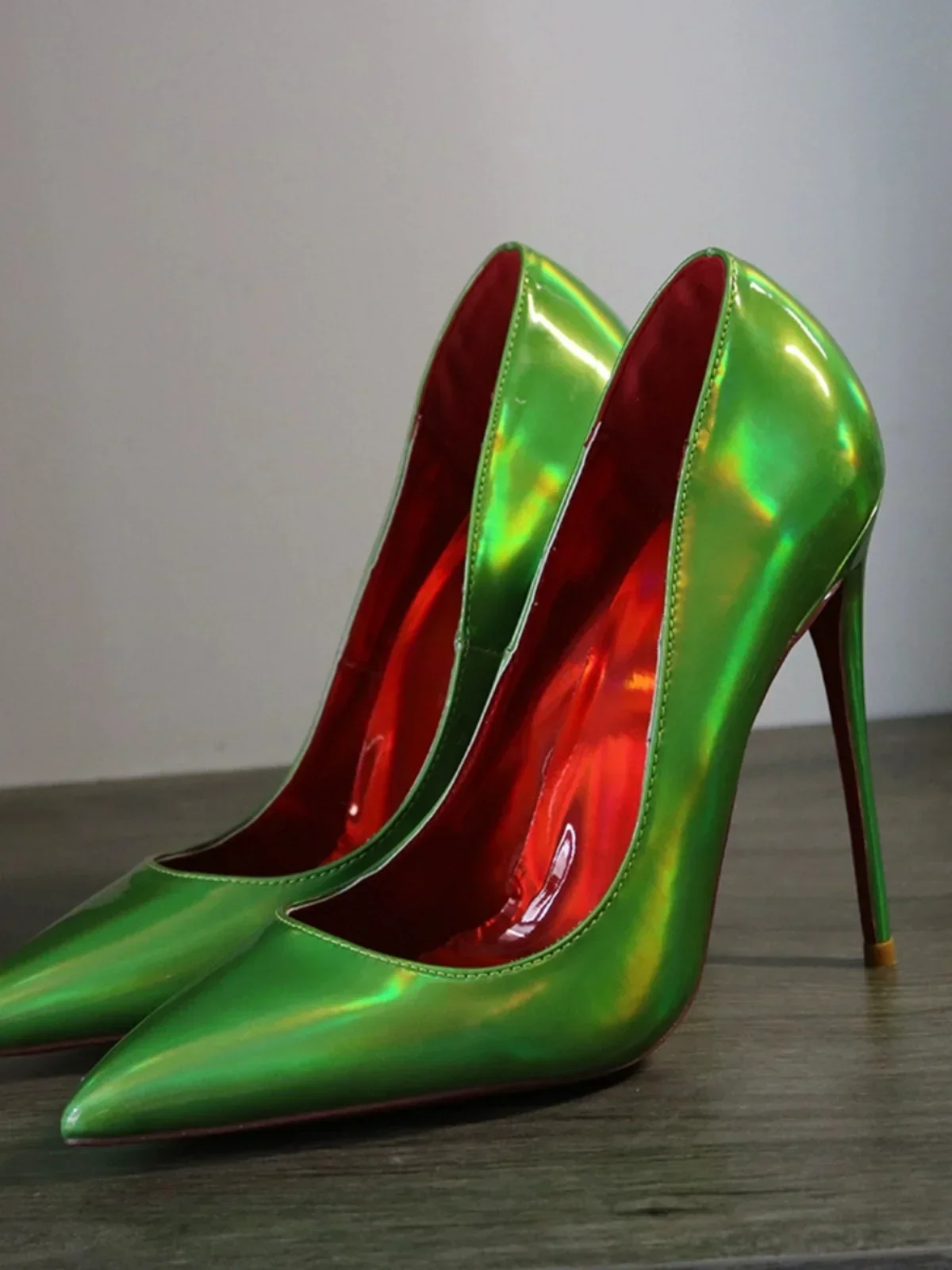 Laser green high-heeled shoes with pointed tips and ultra light lipstick soles, Hentian Gao 12CM French size, sexy