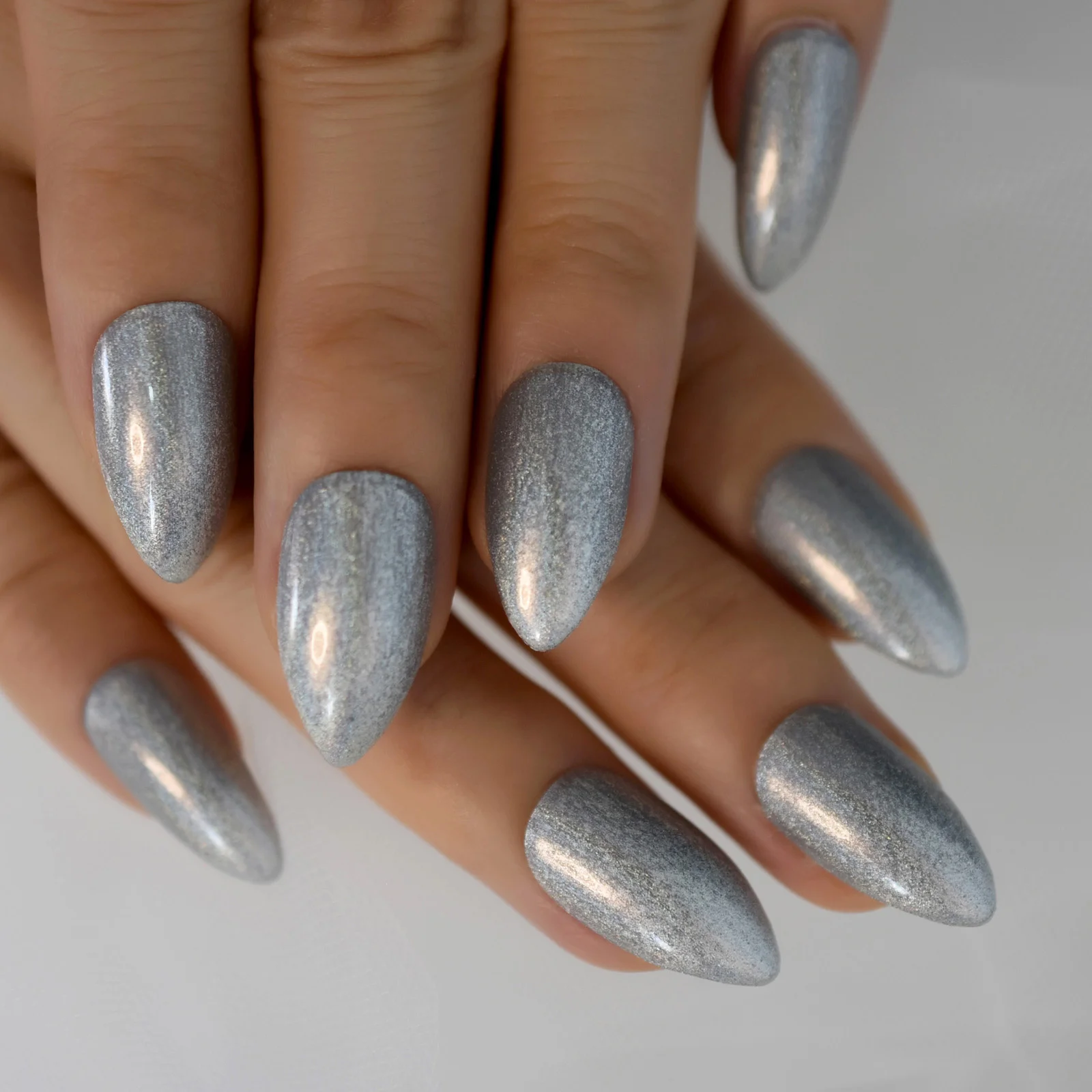 Shimmer Fine Glitter Press On Nails Shiny Holo Silver Dust Stiletto Unghie finte Punte progettate da donna per le dita della ragazza delle donne