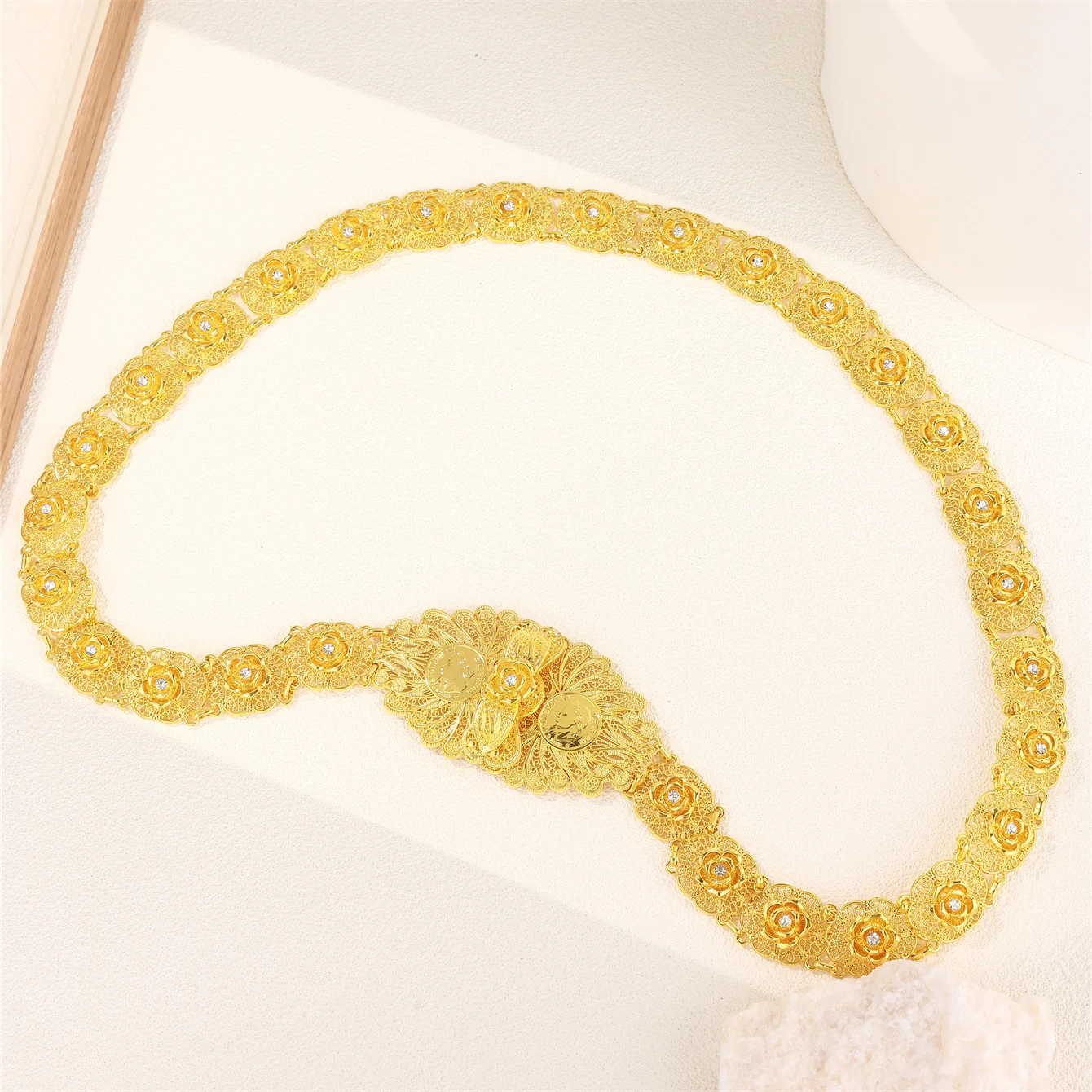 

Middle Eastern ladies' fashionable wedding belt gilded luxurious with a noble style It's a belt for Arabian robes and a ladies
