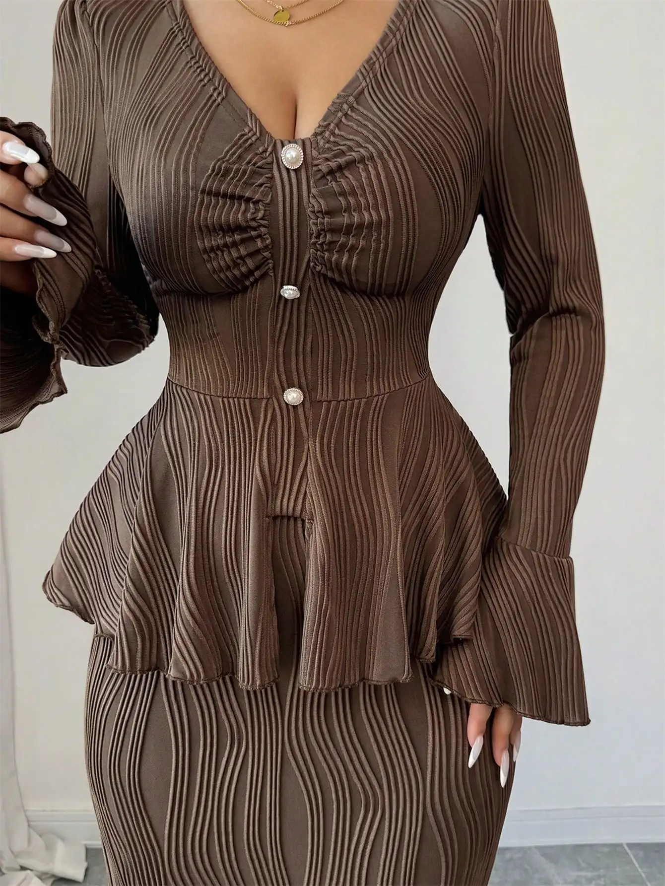 Elegante koffiebruine V-hals top met knoopsluiting en peplum & visstaartrok 2-delige set voor dames