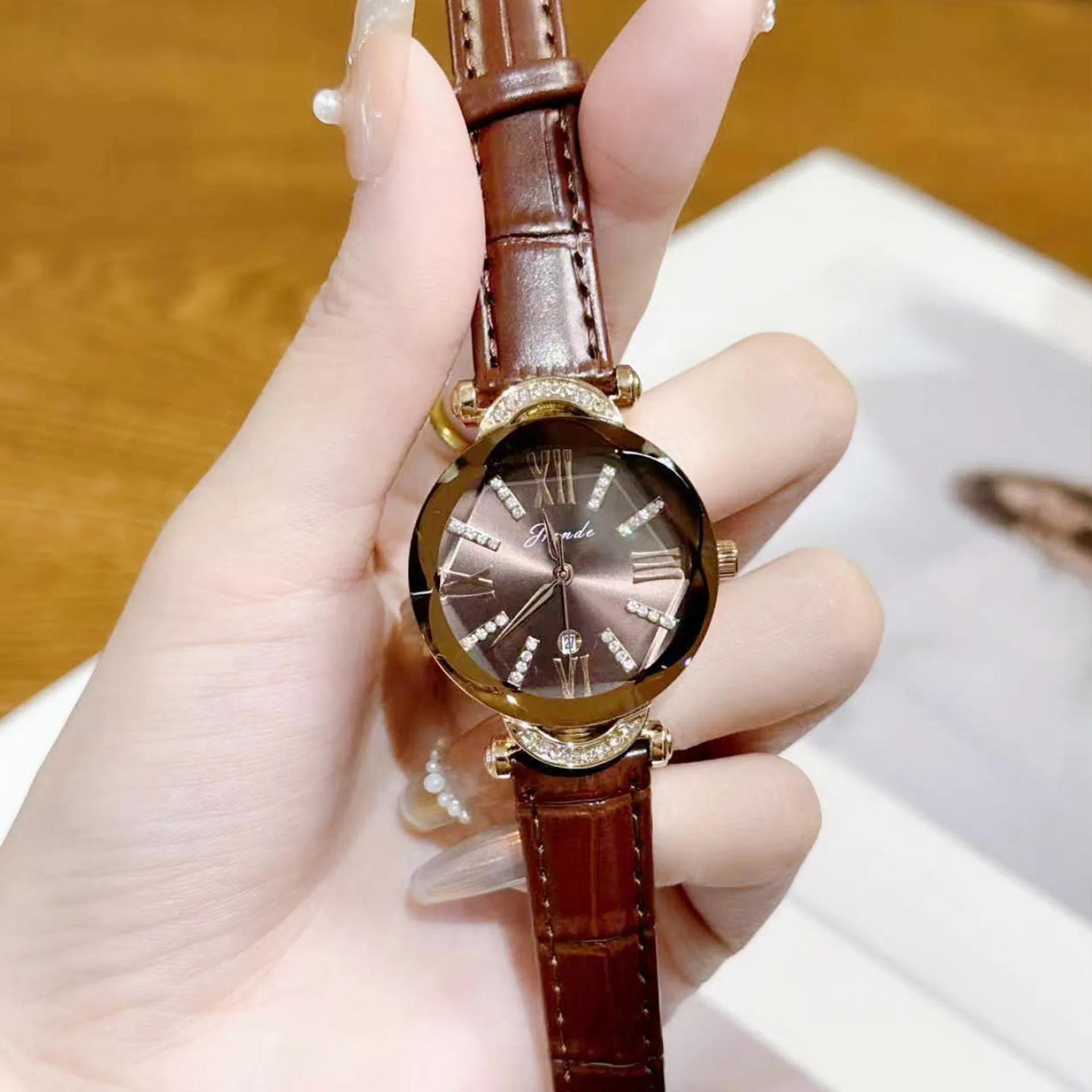 Vintage-Style Women's Unique Brown Watch: Compact, Sophisticated, Luxurious, Creative Leather Quartz Water-Resistant Wristwatch