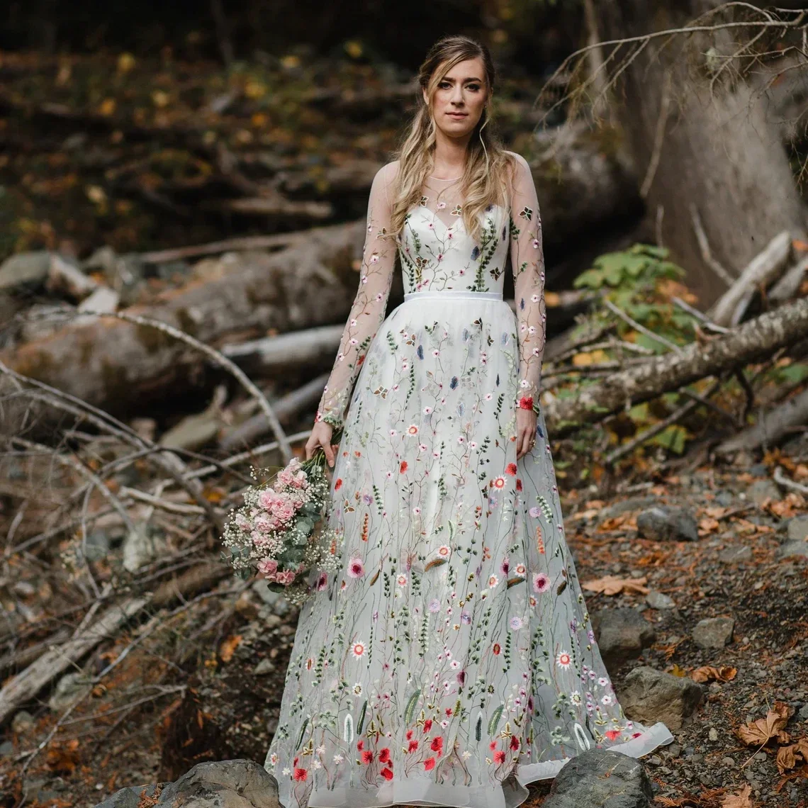 Brautkleider mit Blumenstickerei, buntes A-Linien-Boho-Brautkleid in Weiß, lange Ärmel, herzförmiger Ausschnitt, individuelle Brautmode