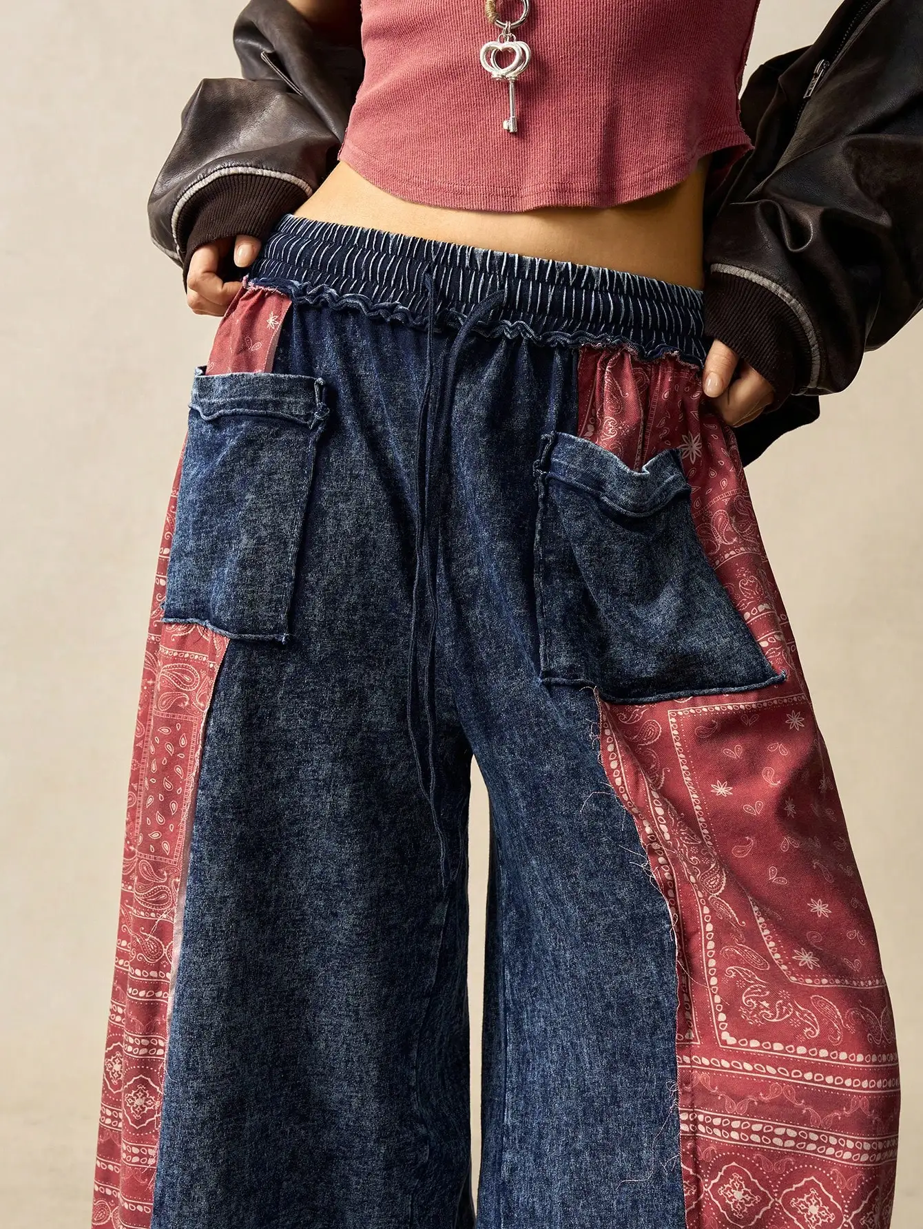 

Женские широкие спортивные брюки с принтом банданы и джинсовыми карманами