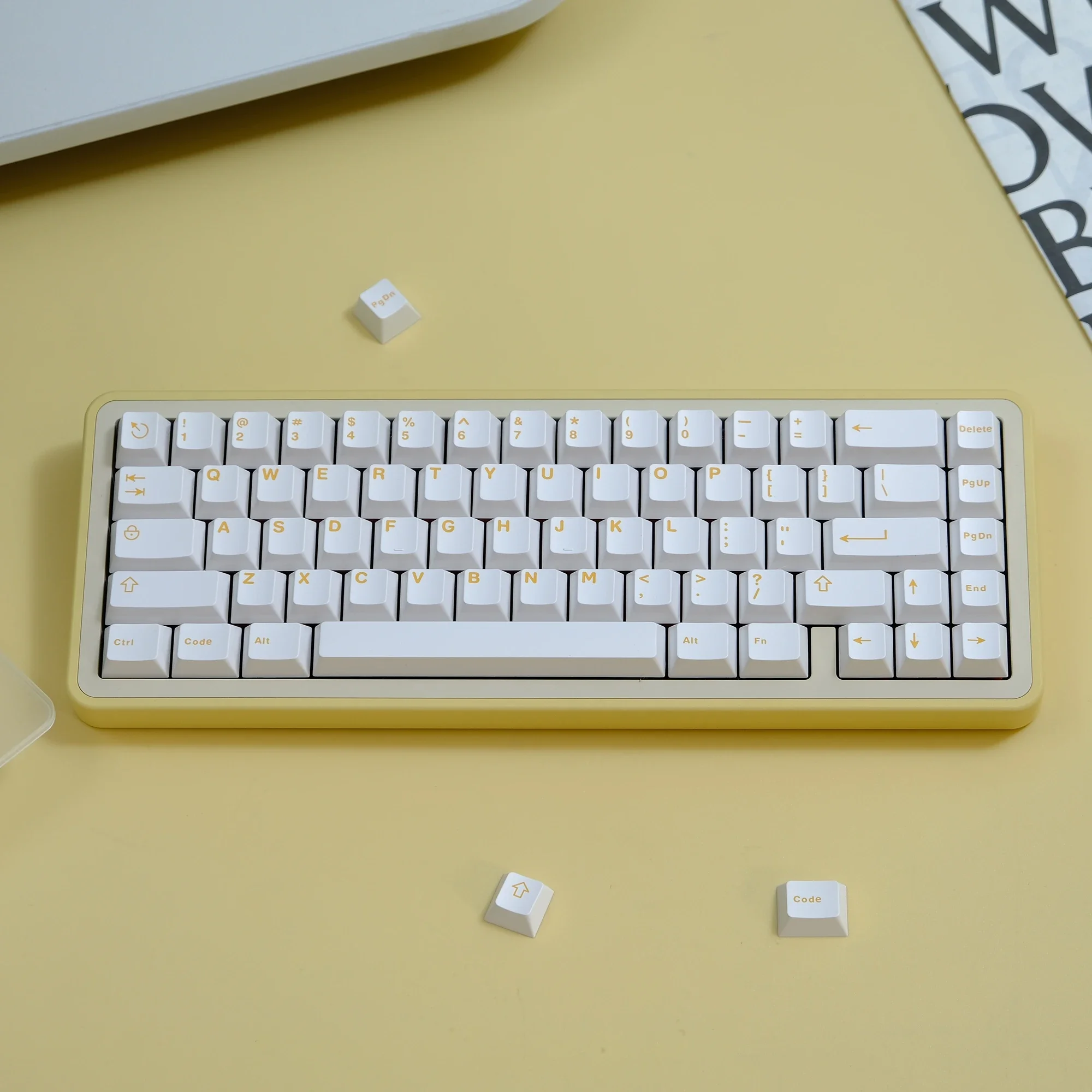 121 Aifei ABS Keycaps Double Shot White with Yellow Letters Cherry Height for Mechanical Keyboard Anne Pro 2 AULA F75 Ajazz GK61