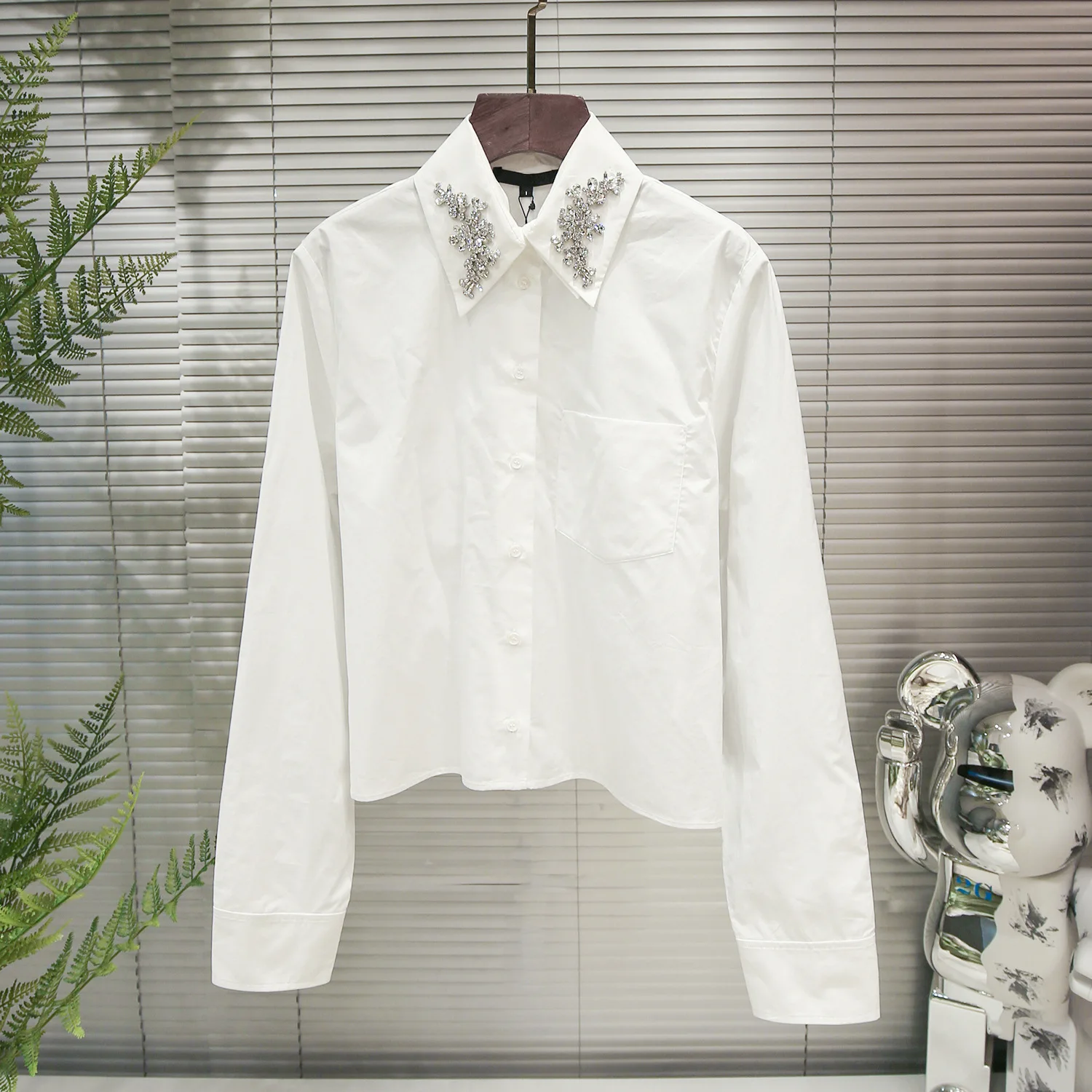 

Новинка M Home: Профессиональная универсальная белая блузка с длинным рукавом, свободного кроя, на одной пуговице, с декоративными стразами, для офиса и повседневной носки.