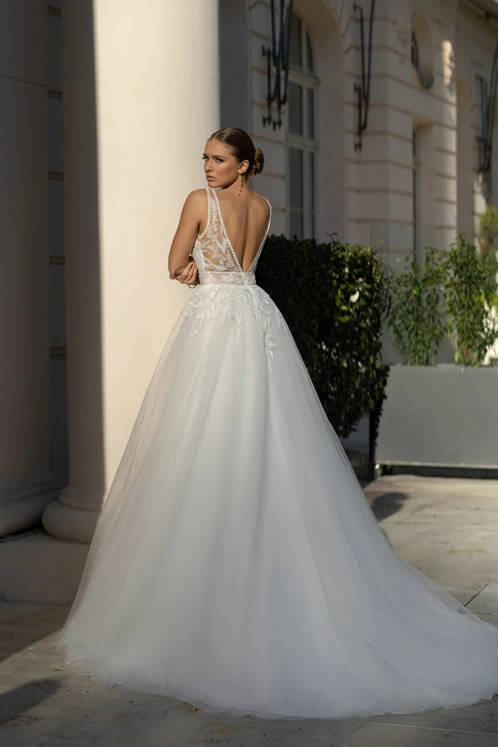 فساتين زفاف على شكل حرف A بدون أكمام بدون ظهر فستان زفاف على شكل حرف V دانتيل زينة تول طول الأرض فساتين العرائس حسب الطلب