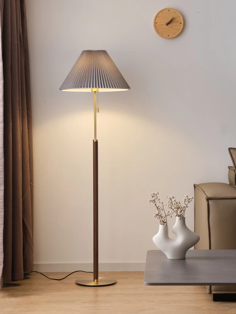 مصباح أرضي عتيق لغرفة المعيشة وغرفة النوم، مصباح بجانب السرير أمريكي فاخر من القرون الوسطى مصنوع بالكامل من النحاس والجوز بطيات راقية