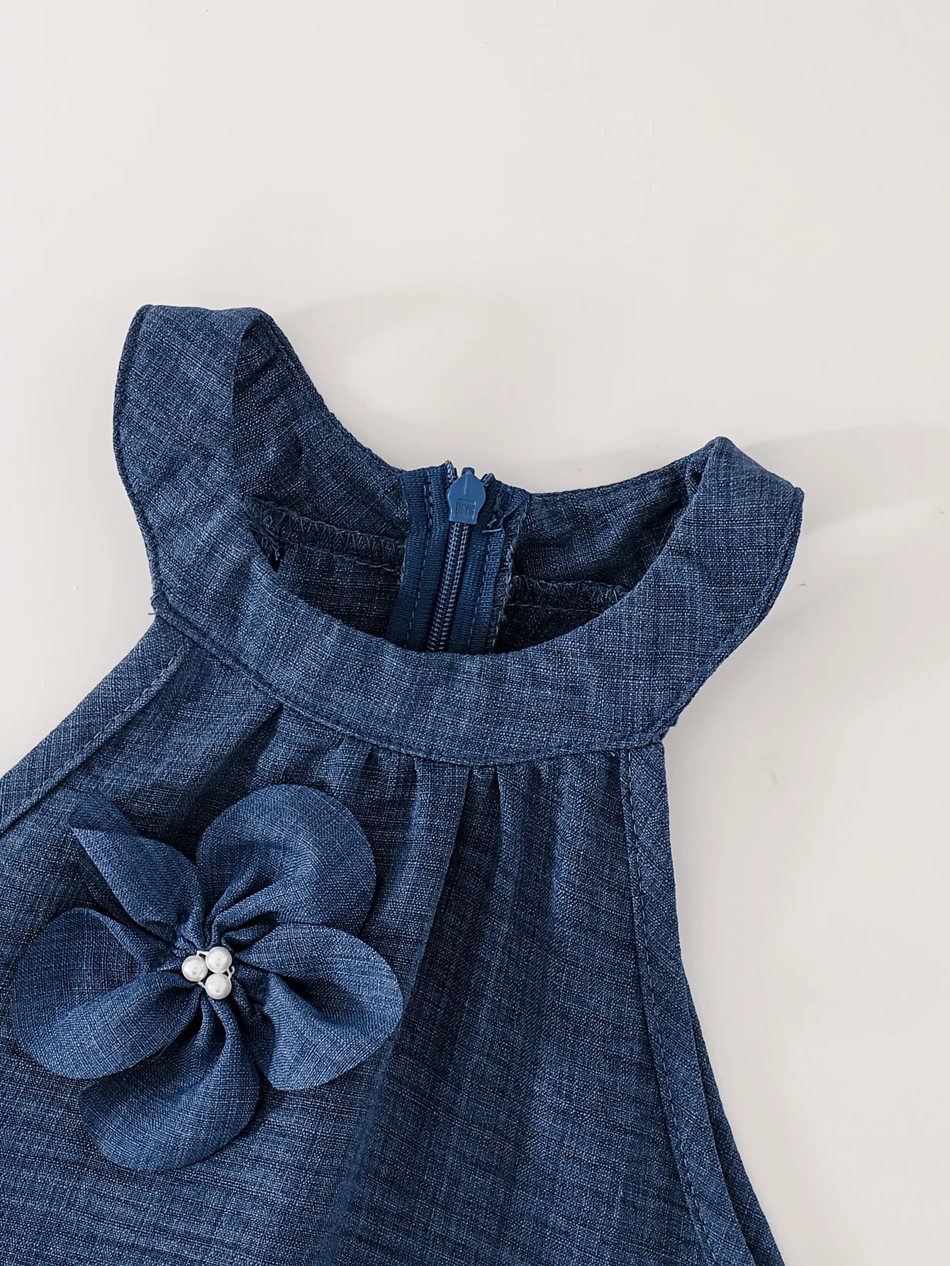 Mädchen-Jeanskleid mit Neckholder-Ausschnitt, 3D-Blumen-Perlen-Dekor, ärmelloses A-Linien-Midikleid, elegantes Kinderkleid für Geburtstagsfeiern, Alltag und Freizeit. – Detail 4