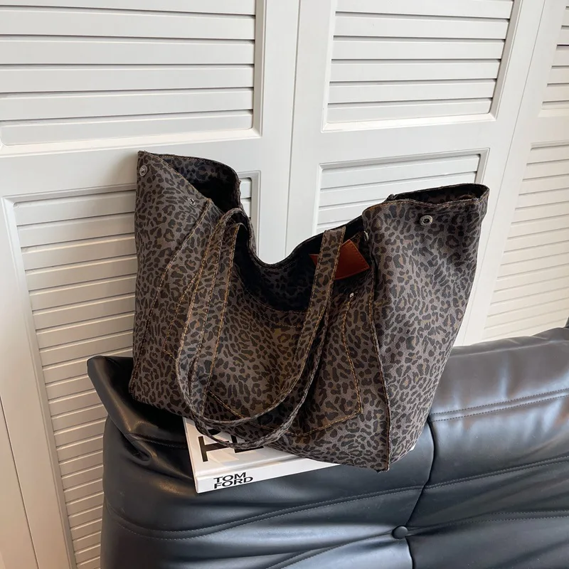 

2025 Новая женская холщовая сумка с леопардовым принтом, большая вместительная сумка через плечо для работы, путешествий и ежедневного использования