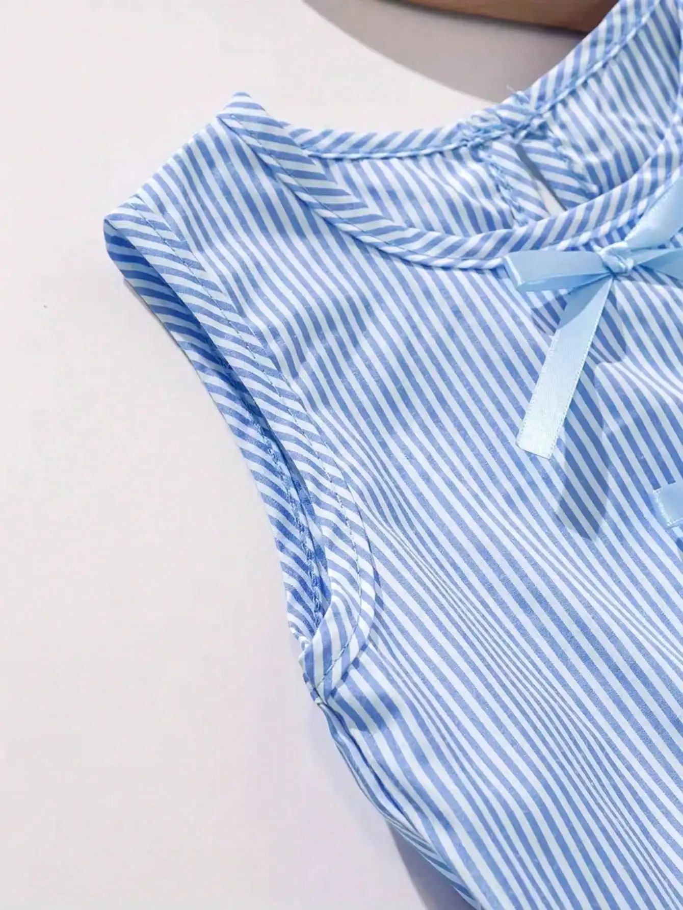 Modisches zweiteiliges Set für Mädchen: rosa-weiß gestreifter Rundhalspullover mit Schnürung, Schleife und Rüschenrand + rosa gestreifte Schmetterlings-Shorts. – Detail 17
