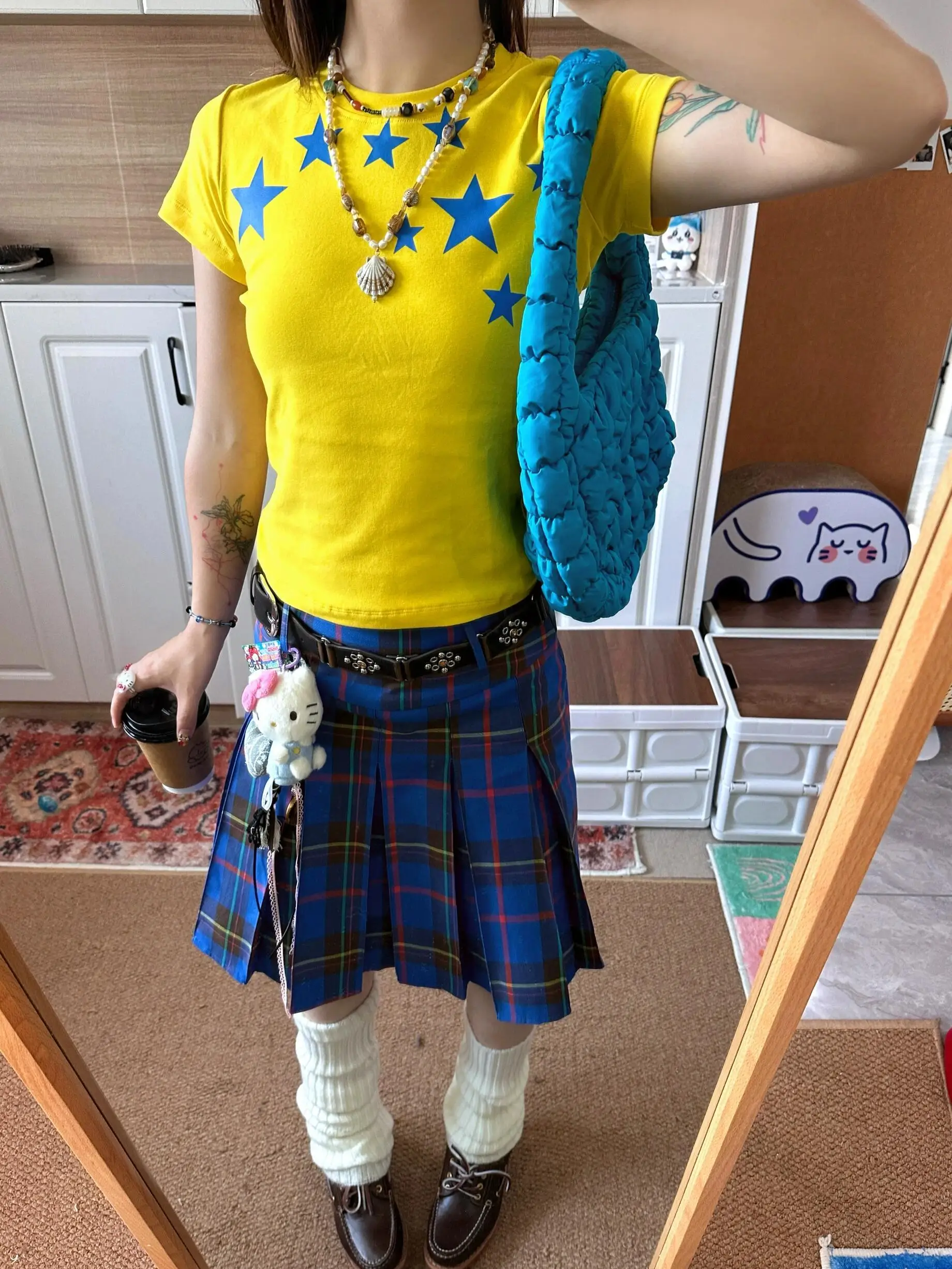 เสื้อยืดลายดาวห้าแฉกสีเหลืองสำหรับผู้หญิง ทรงเข้ารูป สไตล์เกาหลี เหมาะสำหรับใส่ไปทำงานหรือเดินเล่นช่วงฤดูร้อน