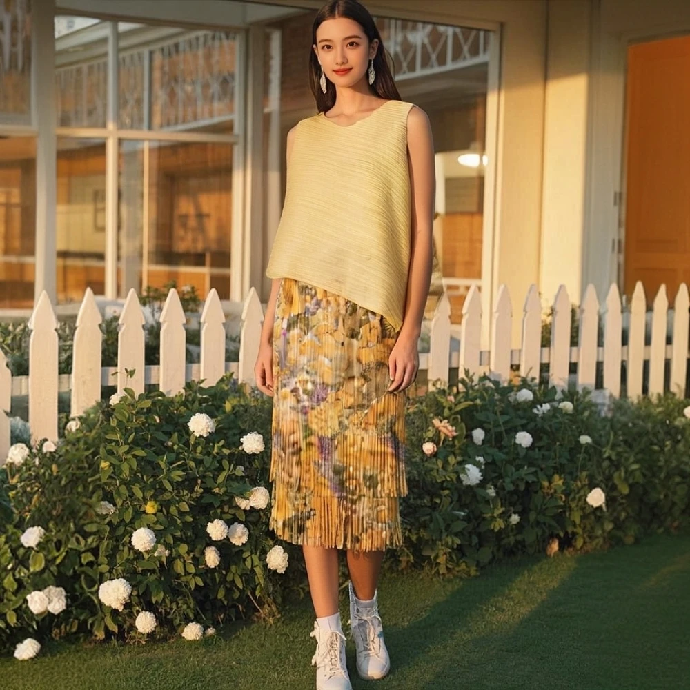 

Summer New Arrival: Miyake Pleated Irregular Round Neck Sleeveless Vest Paired with A Fashionable Printed Tassel Skirt Set.