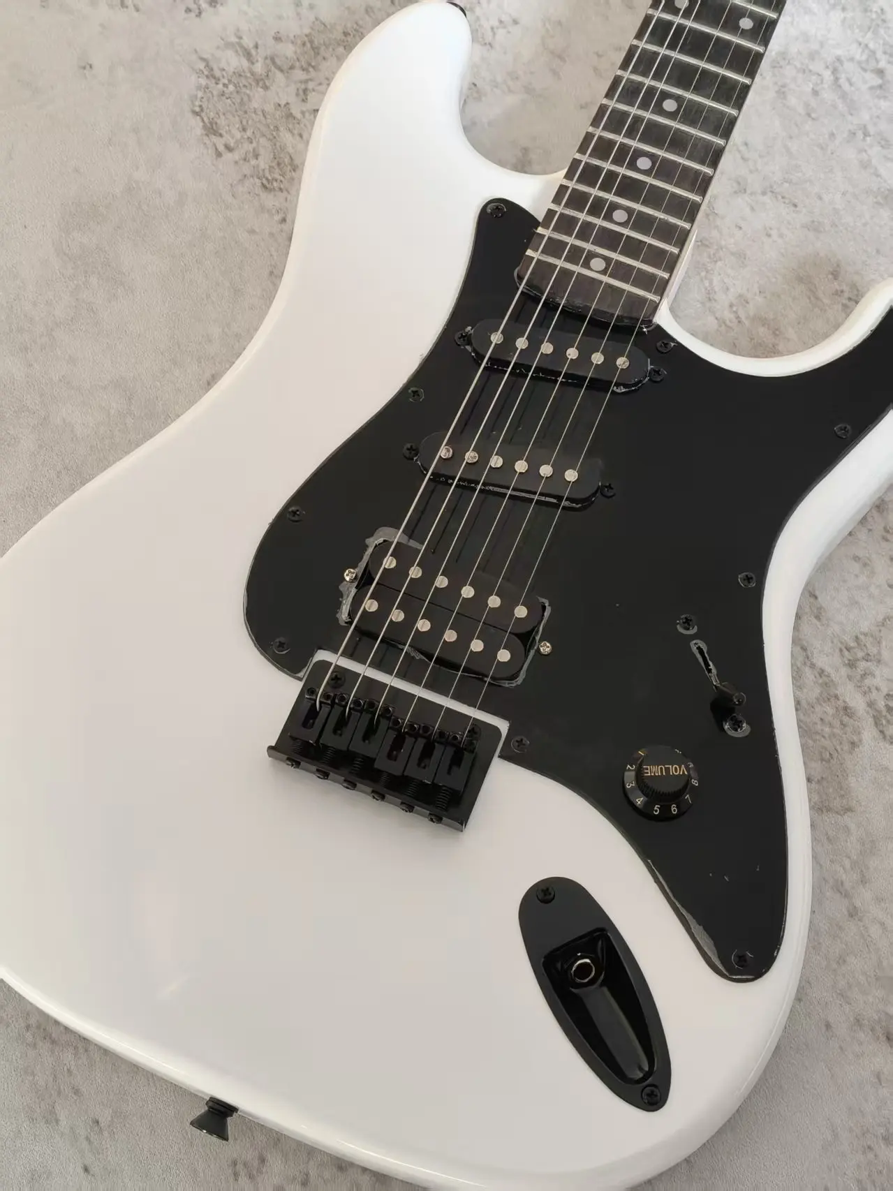 

Электрогитара Custom Jack Lee White Charve с грифом из черного дерева, наклонными звукоснимателями, кленовым грифом, тремоло-бриджем, черной фурнитурой