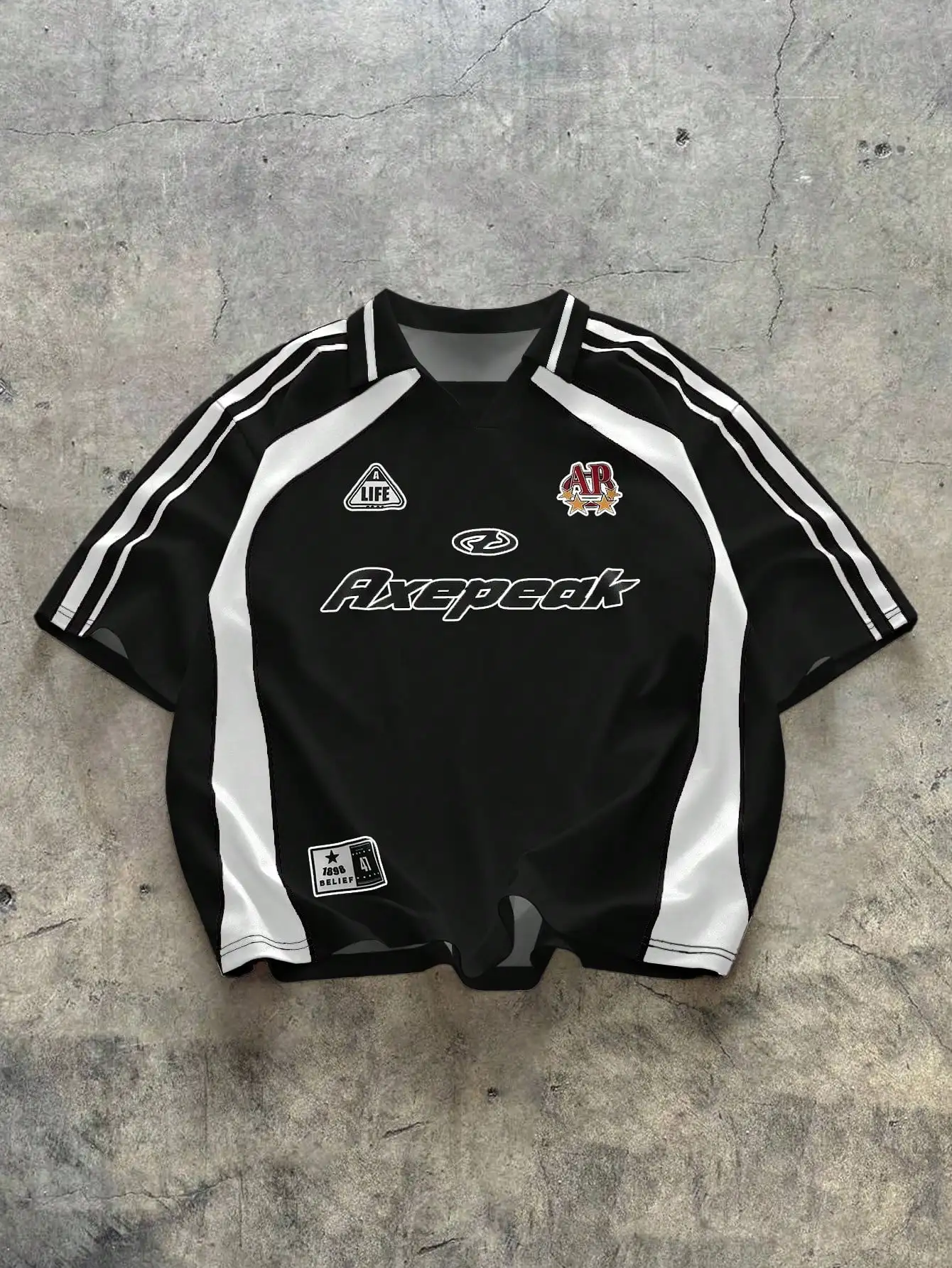 

Черно-белая полосатая футболка-поло с коротким рукавом и графическими логотипами