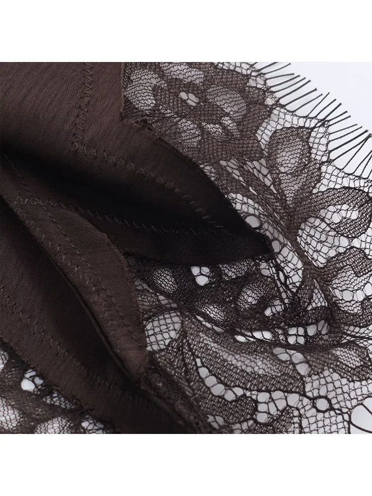 Letnia elegancka sukienka damska z dekoltem w serek, asymetrycznym dołem, koronkowymi zdobieniami, na ramiączkach, bez rękawów, z odkrytymi plecami, o satynowej fakturze, midi.