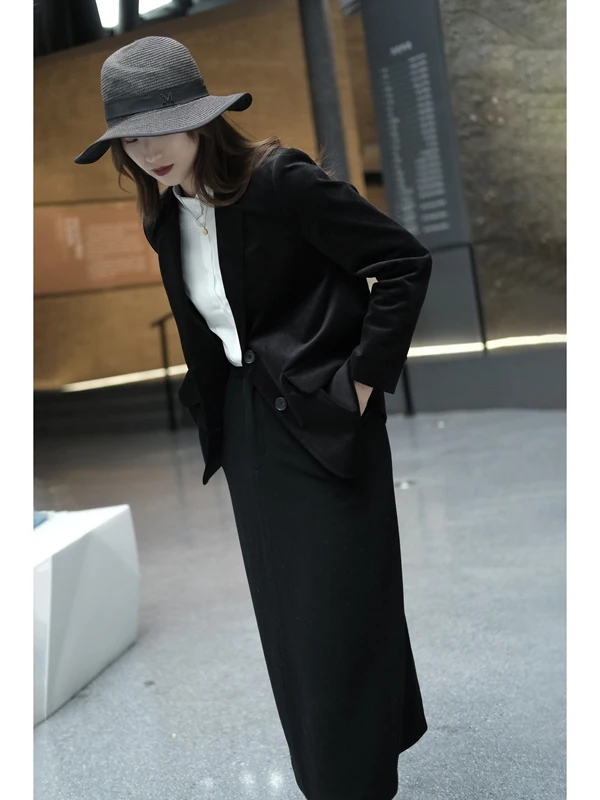 Damska marynarka ze sztruksu w cienkie paski, jesienno-zimowa, o prostym kroju, do pracy, na co dzień, z pełnym podszyciem, z długim rękawem.