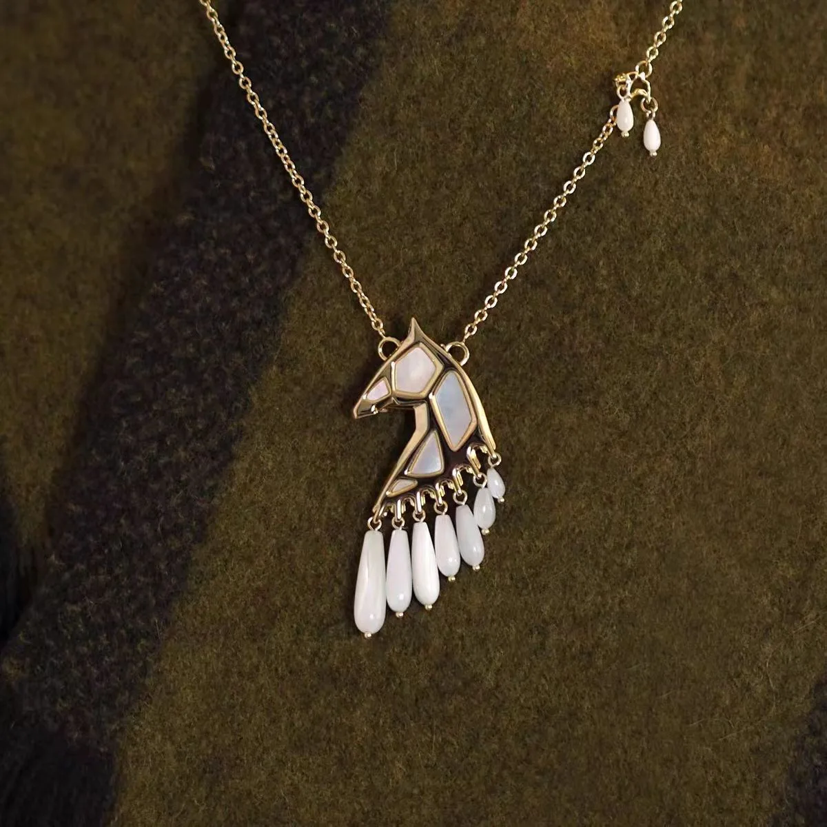 

2026 fashion classic European and American luxury exaggerated mother-of-pearl fringed necklace, high-end exquisite design, fashi