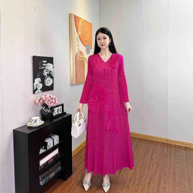 Sukienka Miyake Fold 2025 Jesień/Zima Nowa, Jednolita, Luźna, Duży Rozmiar, Długa Sukienka Modna z Kwiatowymi Rękawami, Damska Sukienka z Dekoltem w Serek, Plisowana