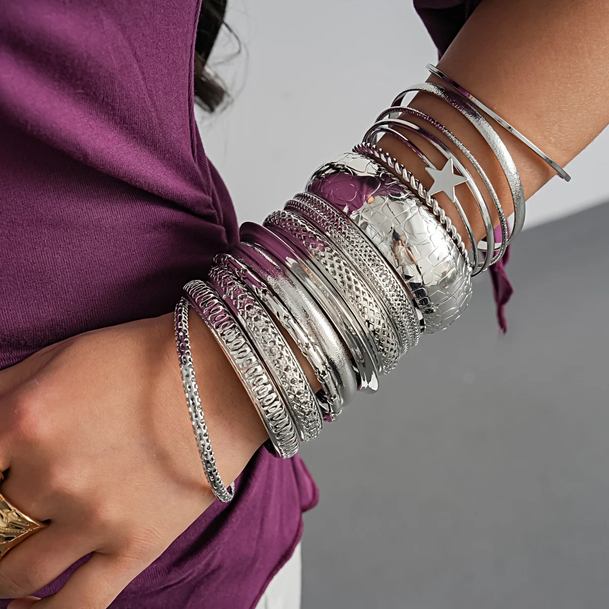15-teiliges Vintage-Muster Metall-Armreif-Set für Frauen, Silberfarben, Boho Stapelbare Armreifen mit Sternanhänger, Statement-Schmuck Geschenke