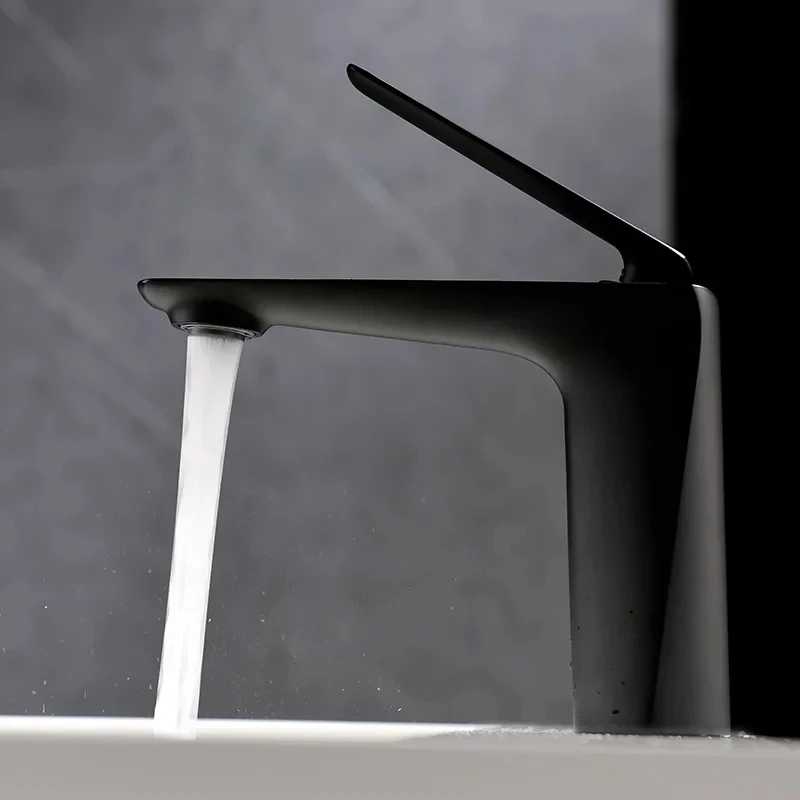 حوض غسيل الحنفيات الأسود صنبور حوض خلاط الحمام شلال صنبور الماء الساخن والبارد النحاس الكروم بالوعة ثقب واحد حوض صنبور