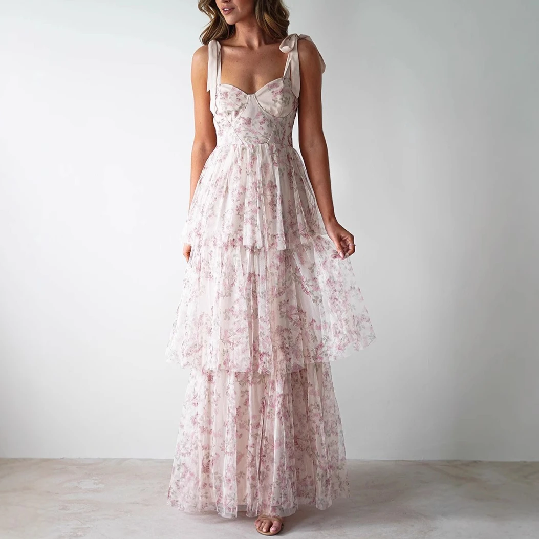 Elegantes, herzförmiges, langes Kleid mit Spaghettiträgern, Blumenmuster und frischem Kuchenmuster in Rosa