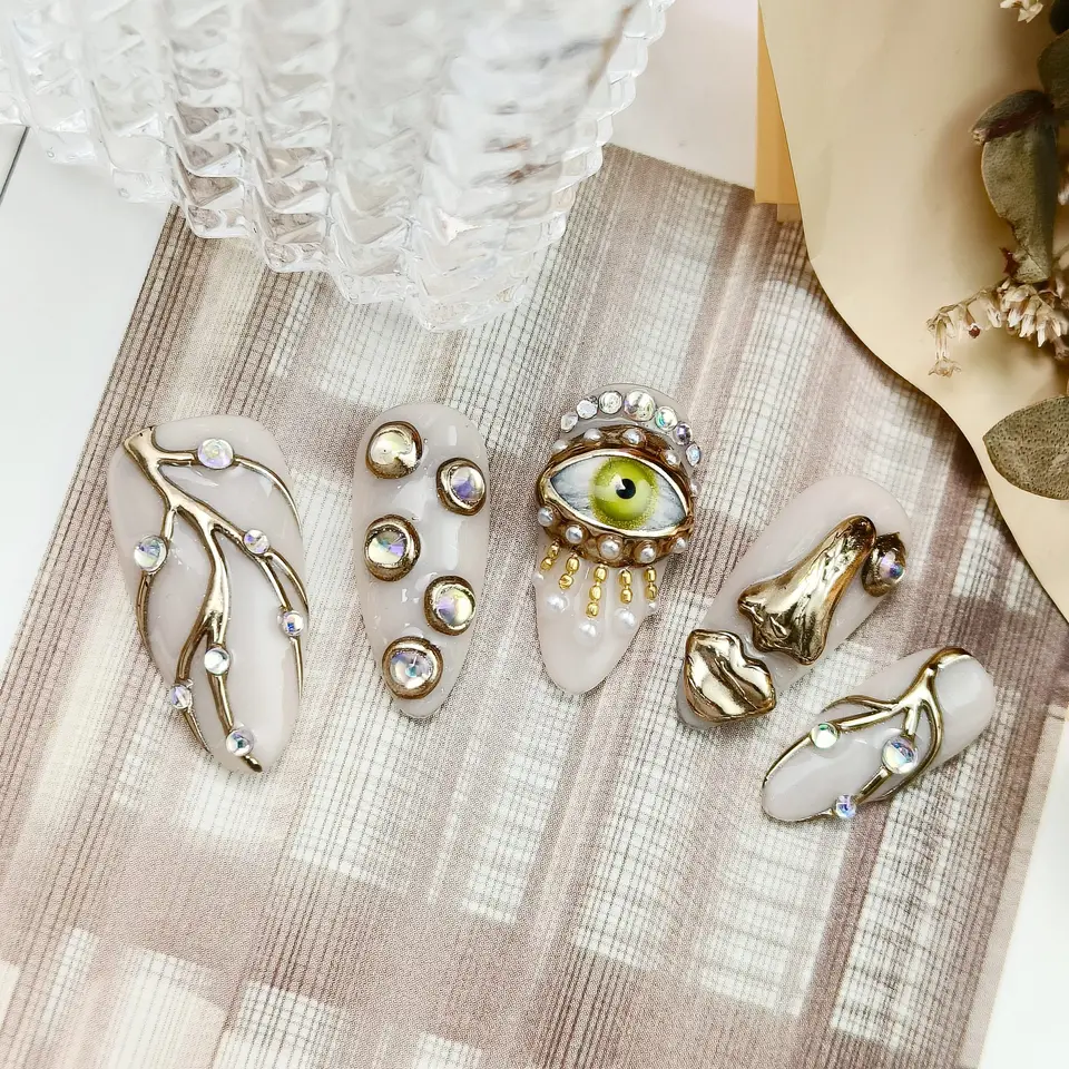 10 uñas postizas stiletto largas hechas a mano, lujo blanco y dorado, con ojos, labios y perlas 3D, góticas, para regalo de San Valentín 5