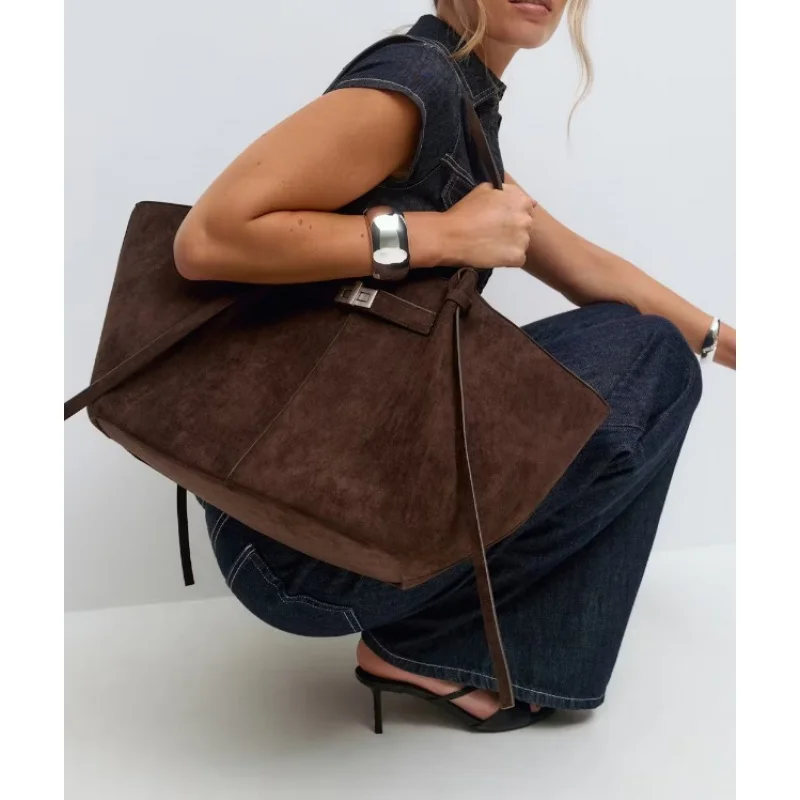 

Fashion and Simple Large Capacity Trapezoidal Bag，Designer Fashion Lock Women's Shoulder Bag，LuxuryPULeather Handbag，Trendy