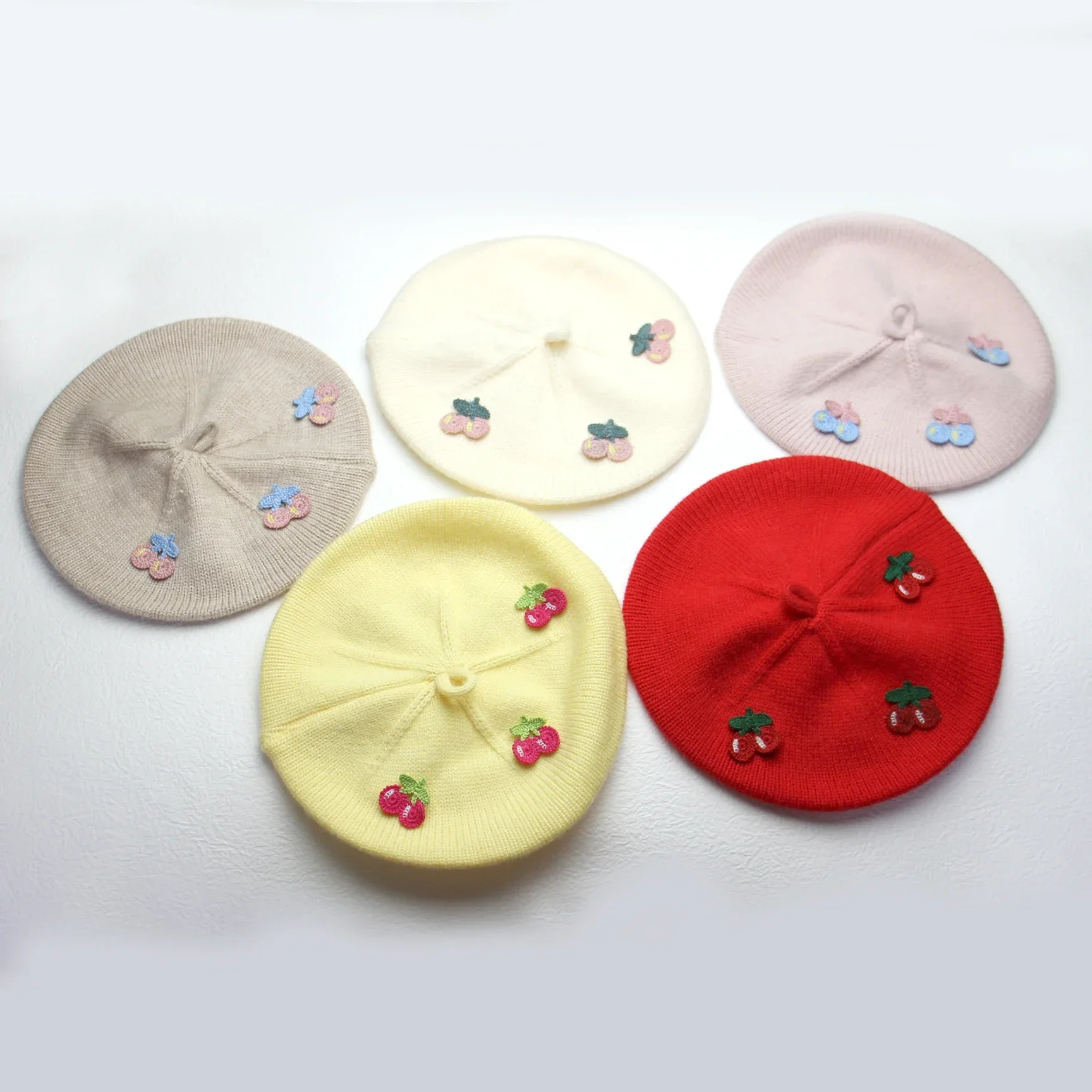 

Вязаный берет для маленьких девочек от 1 до 4 лет с вишневой нашивкой, детская шапка-капот, милая вязаная шапка художника, детские береты для младенцев, сохраняющая тепло шапочка