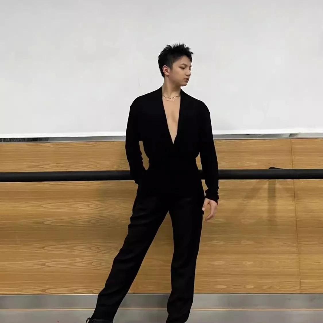 زي رقص معيار وطني لاتيني للبالغين مخصص للرجال بأكمام طويلة وعميق على شكل حرف V ملابس أداء احترافية