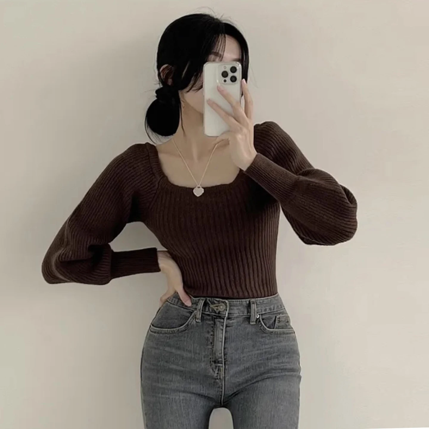 Elegancki sweter damski na jesień i zimę z kwadratowym dekoltem, dopasowany, z efektem bufiastych rękawów, odkrywający obojczyk, modny, koreański, długi rękaw.