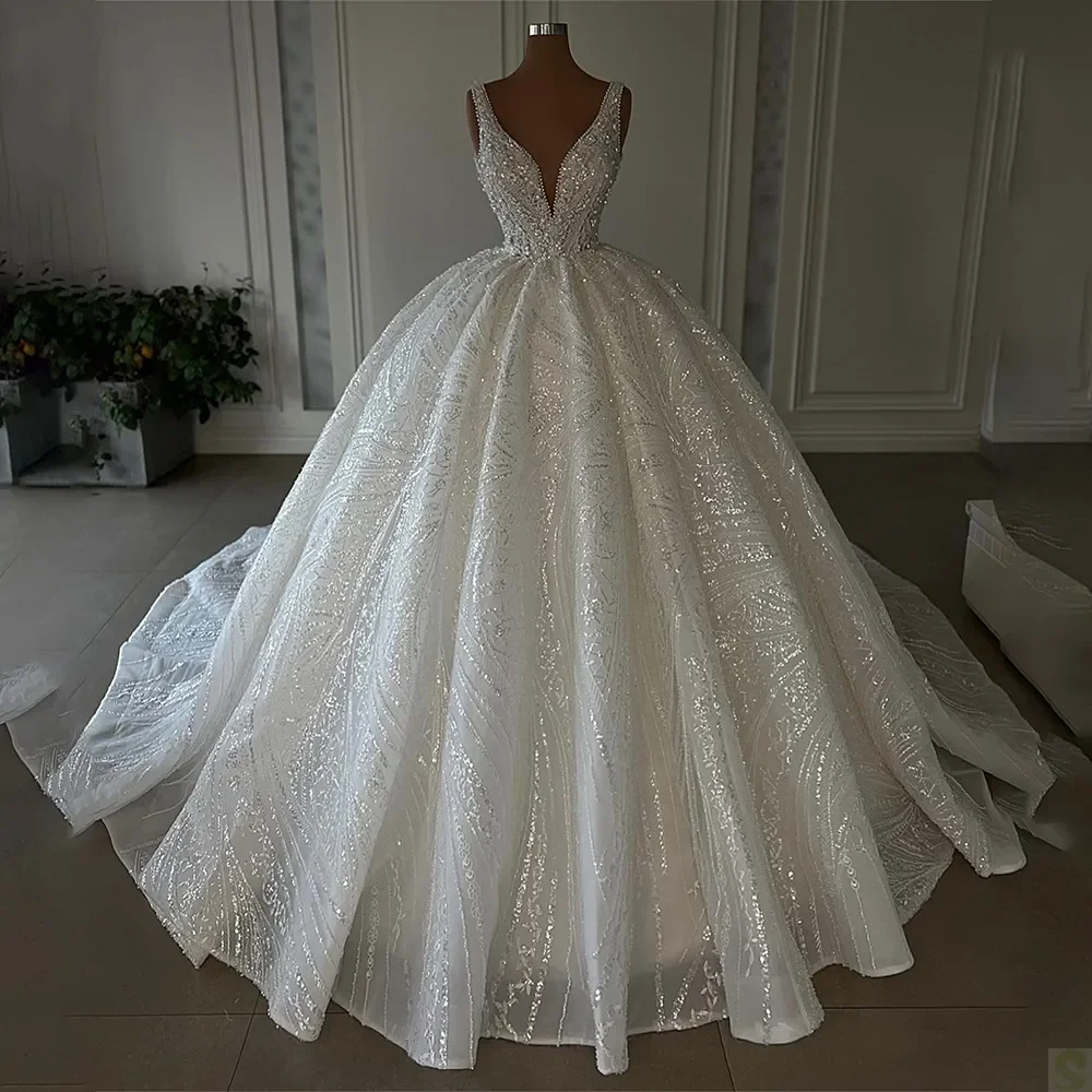 Luxuriöses Funkelndes Ballkleid Hochzeitskleid mit Perlen V-Ausschnitt Ärmellos Brautkleid mit Rüschen und Schleppe