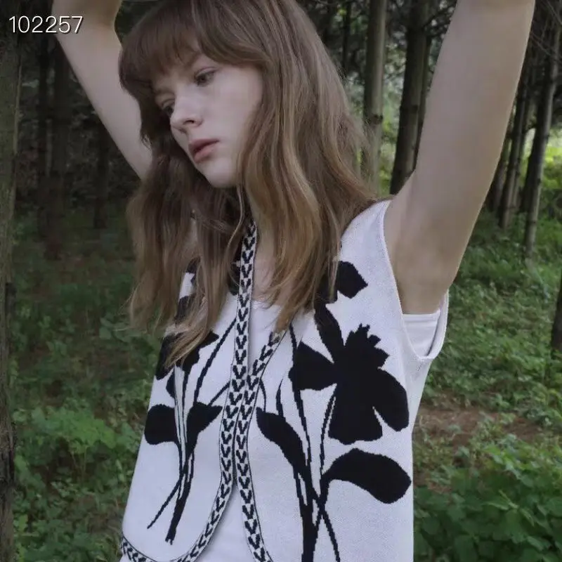 

Элегантный вязаный жилет в корейском стиле, комфортный, приятный к телу, с цветочным V-образным вырезом, летняя новинка, модный, из легкого хлопка.