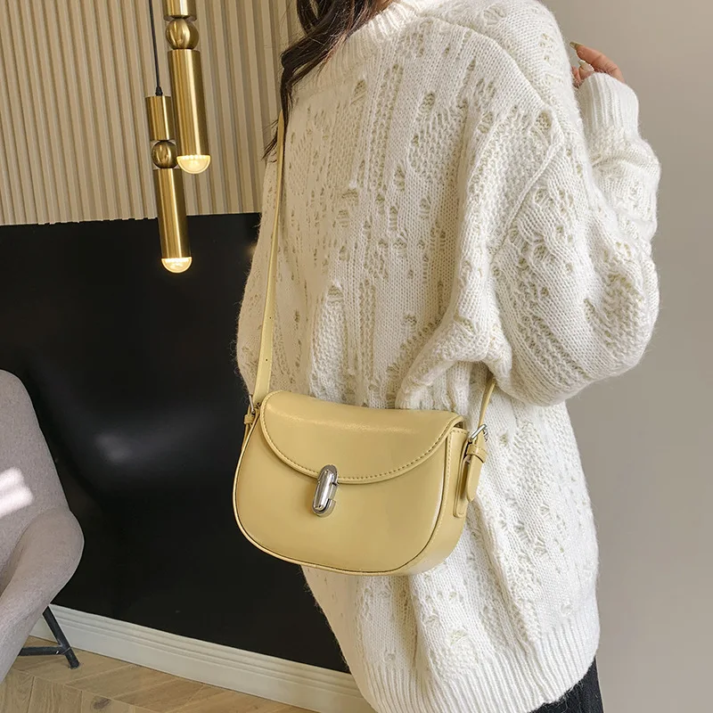 

Spring 2025 New Arrival! Fashionable Women's Gold Chain Crossbody Bag – Niche Style, Versatile for Various Outfits